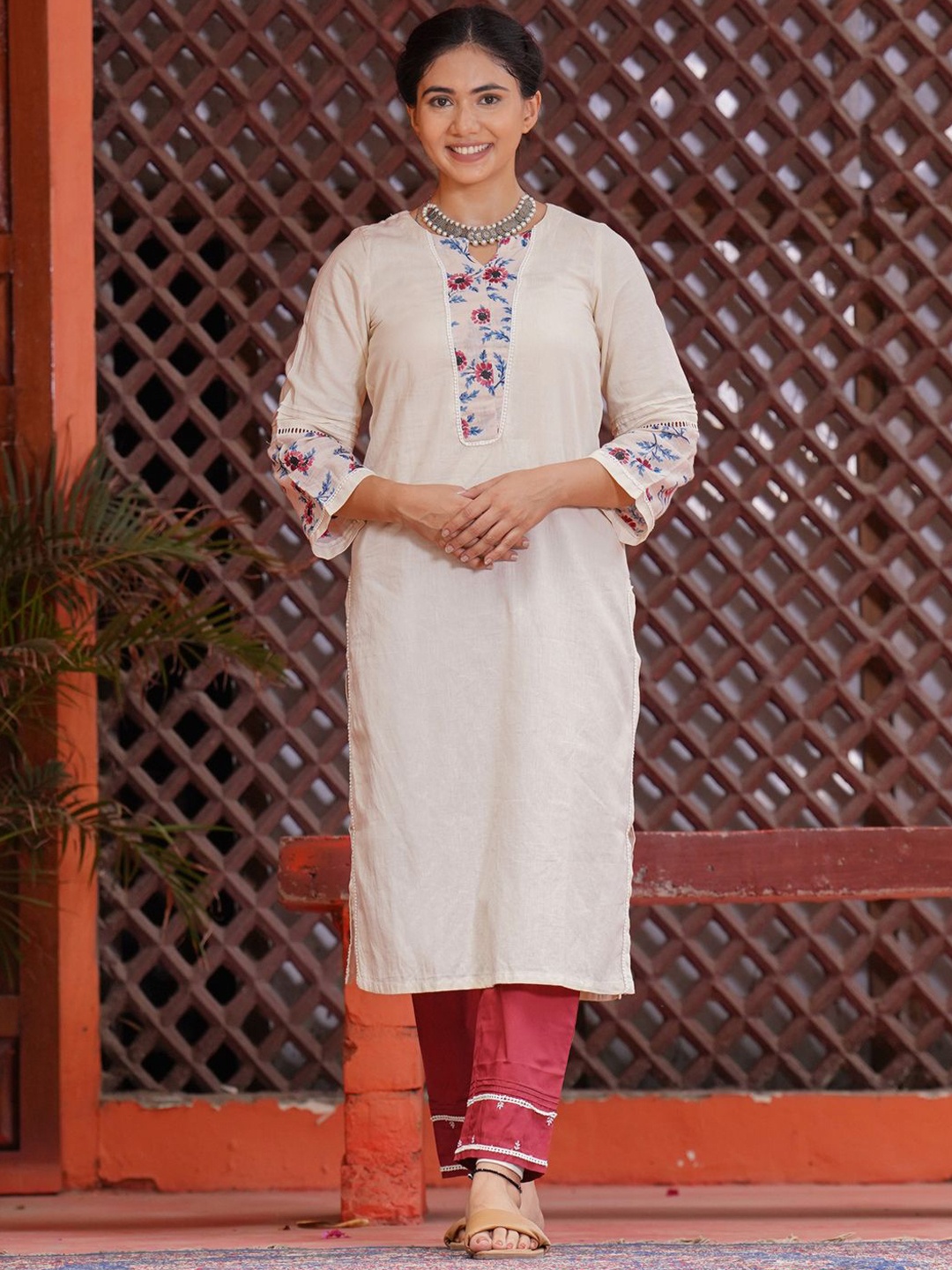 zuri Women Floral Printed Yoke Design Pure Cotton Straight Kurta with Trousers, Beige
zuri Women Floral Printed Yoke Design Pure Cotton Straight Kurta with Trousers, Beige