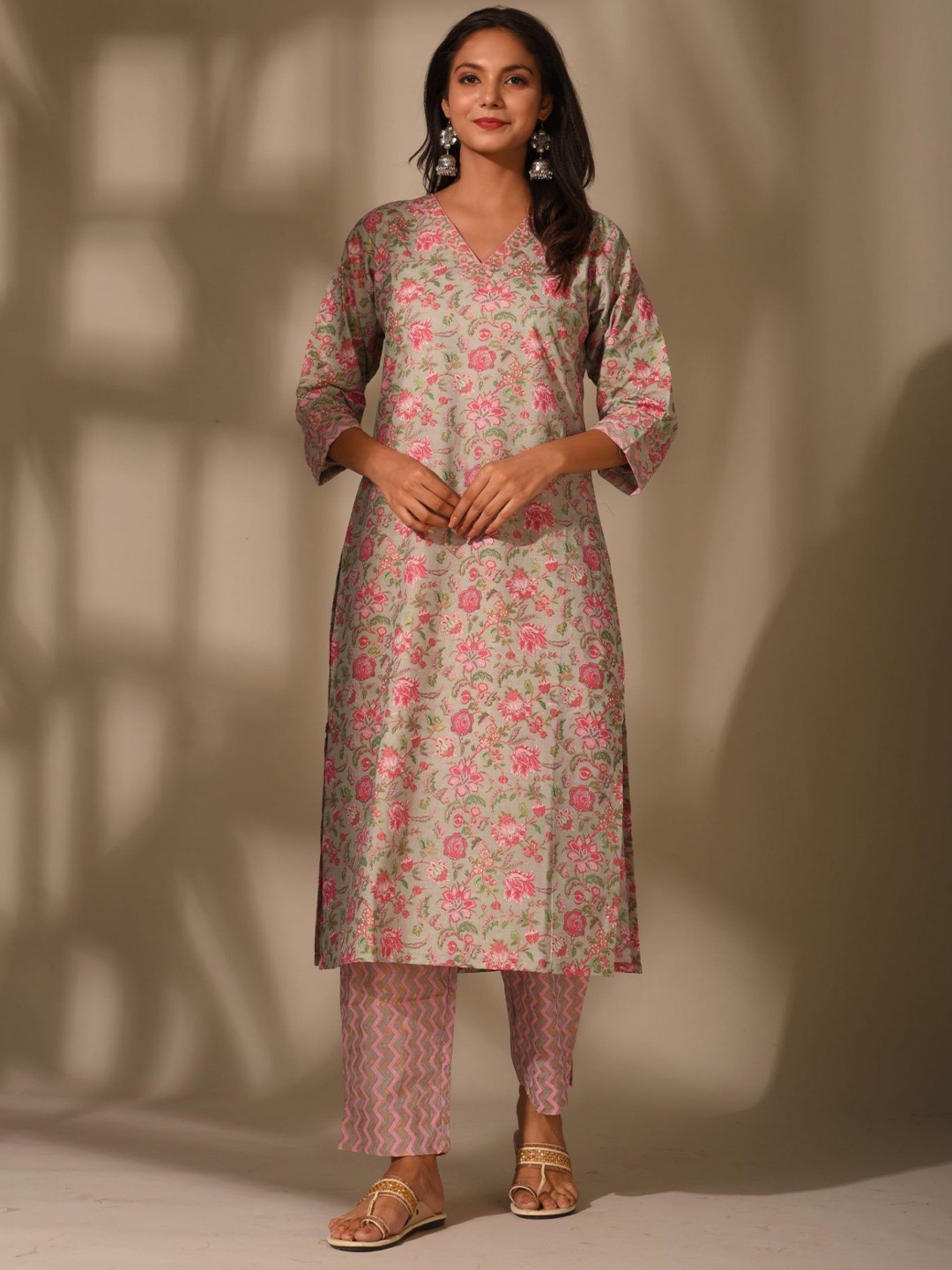 DIMPLE DESIGN STUDIO Floral Printed V-Neck Pure Cotton A-Line Kurta With Palazzos, Grey
DIMPLE DESIGN STUDIO Floral Printed V-Neck Pure Cotton A-Line Kurta With Palazzos, Grey