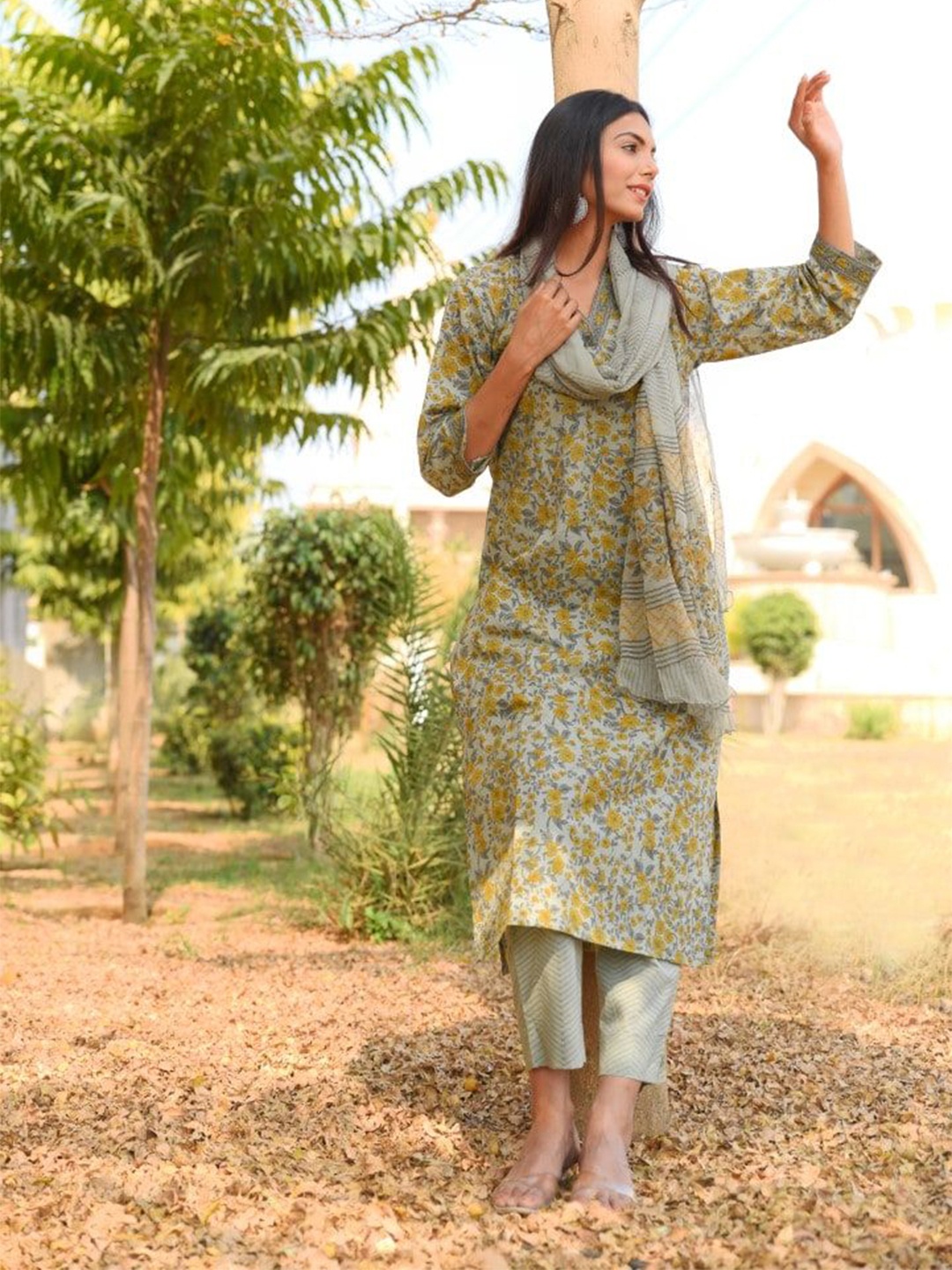 DIMPLE DESIGN STUDIO Women Floral Printed Regular Pure Cotton Kurta & Trouser & Dupatta, Grey
DIMPLE DESIGN STUDIO Women Floral Printed Regular Pure Cotton Kurta & Trouser & Dupatta, Grey