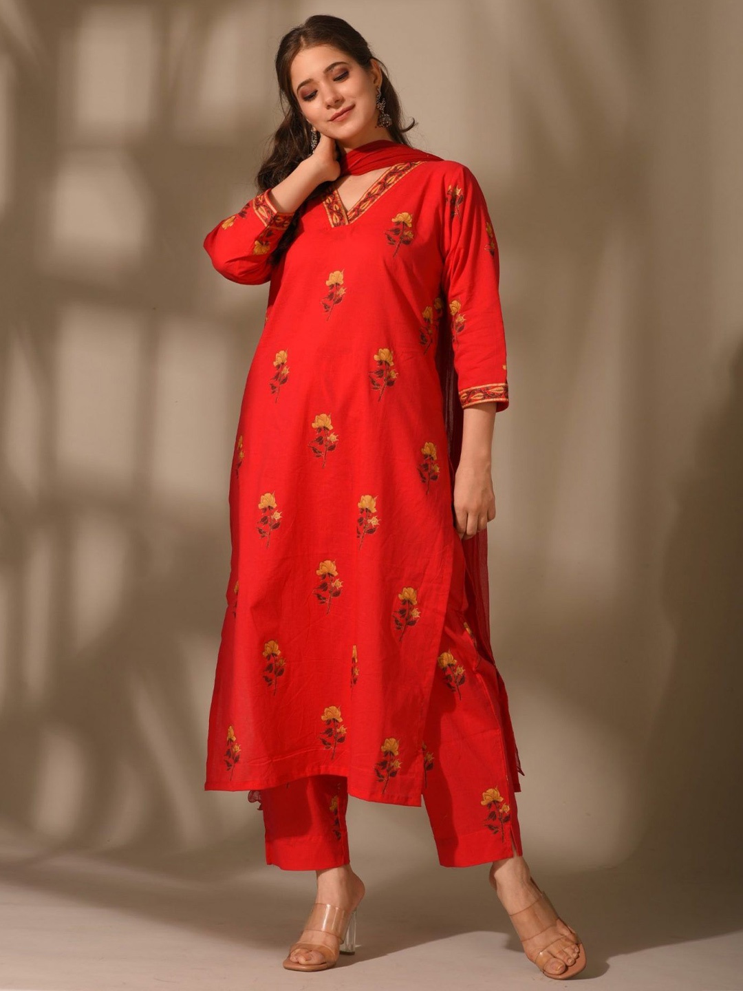 DIMPLE DESIGN STUDIO Boota Floral Printed Regular Pure Cotton Kurta with Trouser & Dupatta, Red
DIMPLE DESIGN STUDIO Boota Floral Printed Regular Pure Cotton Kurta with Trouser & Dupatta, Red