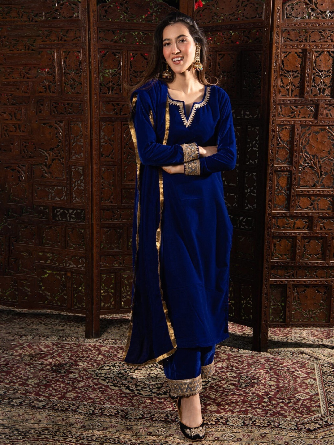 DIMPLE DESIGN STUDIO Floral Embroidered Velvet Straight Kurta With Palazzos & Dupatta, Blue
DIMPLE DESIGN STUDIO Floral Embroidered Velvet Straight Kurta With Palazzos & Dupatta, Blue