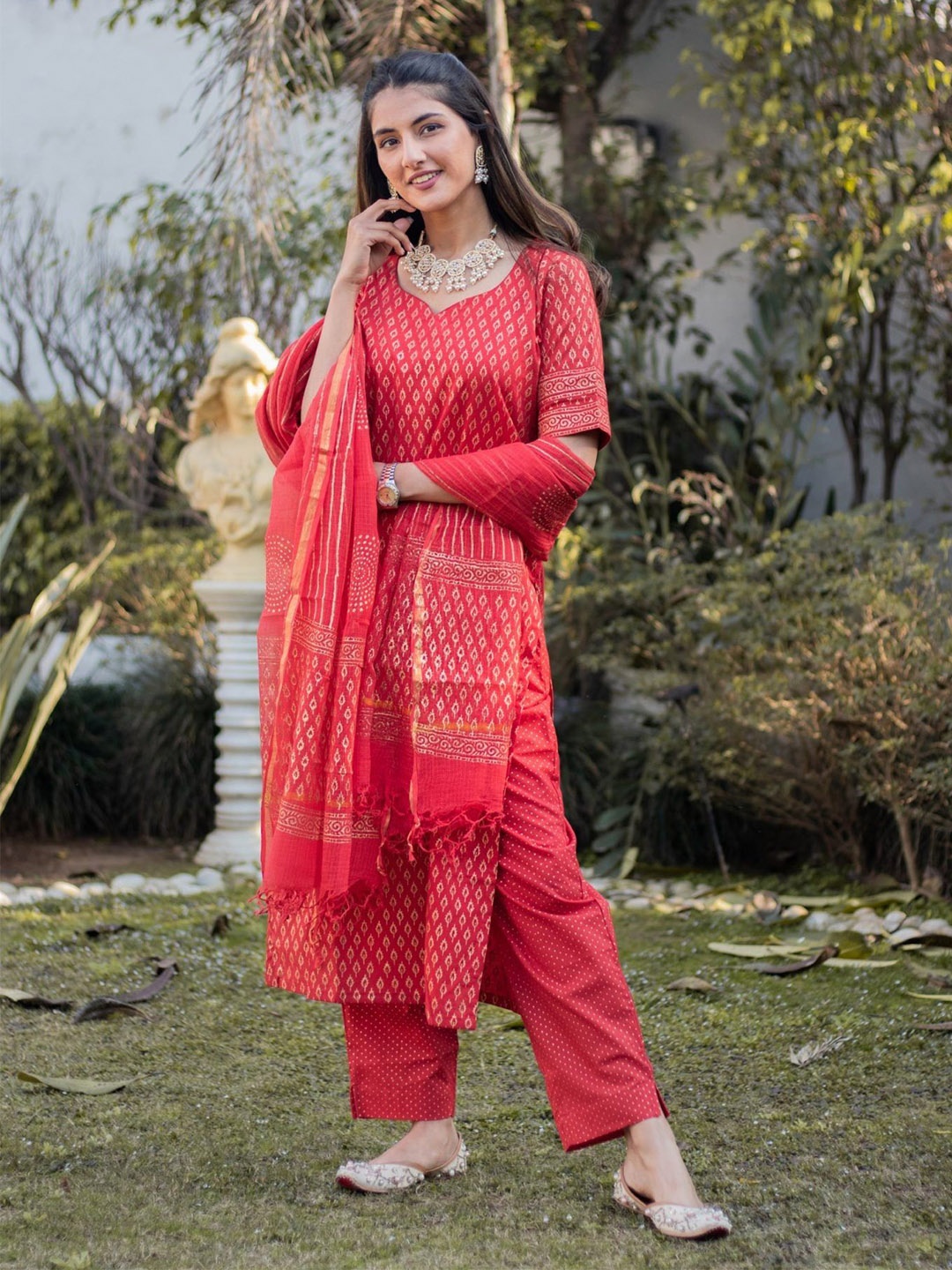 DIMPLE DESIGN STUDIO Floral Printed Pure Cotton Straight Kurta With Trousers & Dupatta, Red
DIMPLE DESIGN STUDIO Floral Printed Pure Cotton Straight Kurta With Trousers & Dupatta, Red
