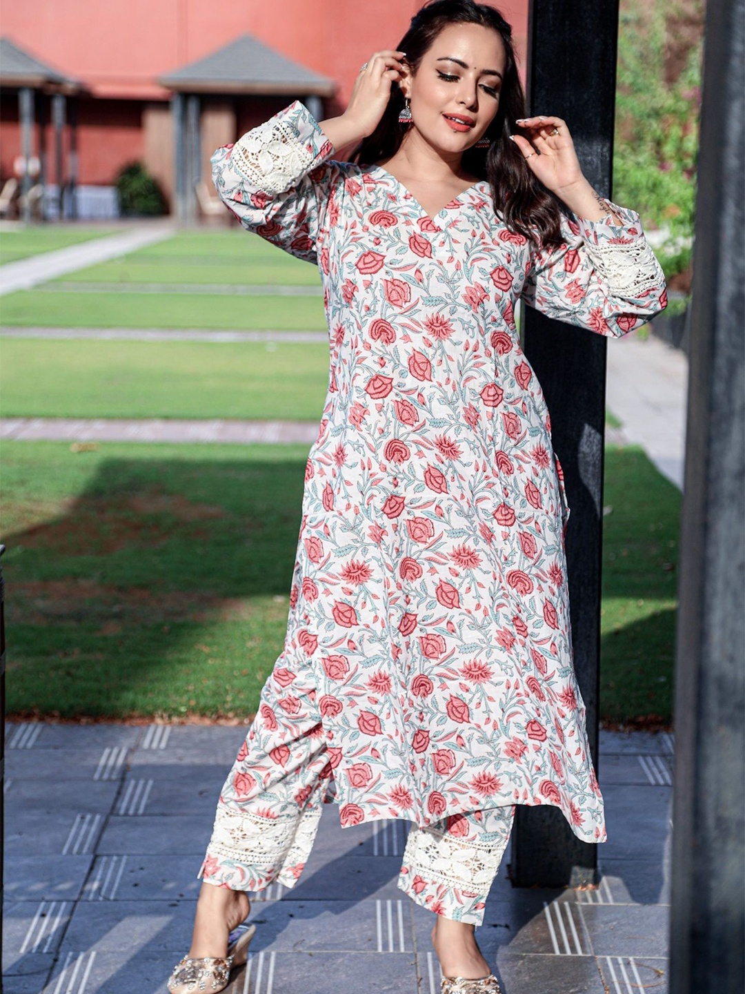 DIMPLE DESIGN STUDIO Aanchal Lotus Floral Printed Regular Pure Cotton Kurta with Trousers, White
DIMPLE DESIGN STUDIO Aanchal Lotus Floral Printed Regular Pure Cotton Kurta with Trousers, White