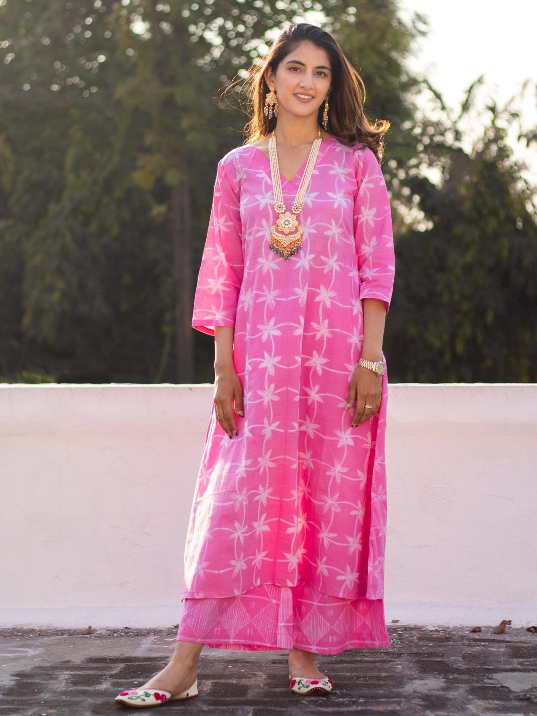 DIMPLE DESIGN STUDIO Women Floral Printed Regular Pure Cotton Kurta with Palazzos, Pink
DIMPLE DESIGN STUDIO Women Floral Printed Regular Pure Cotton Kurta with Palazzos, Pink