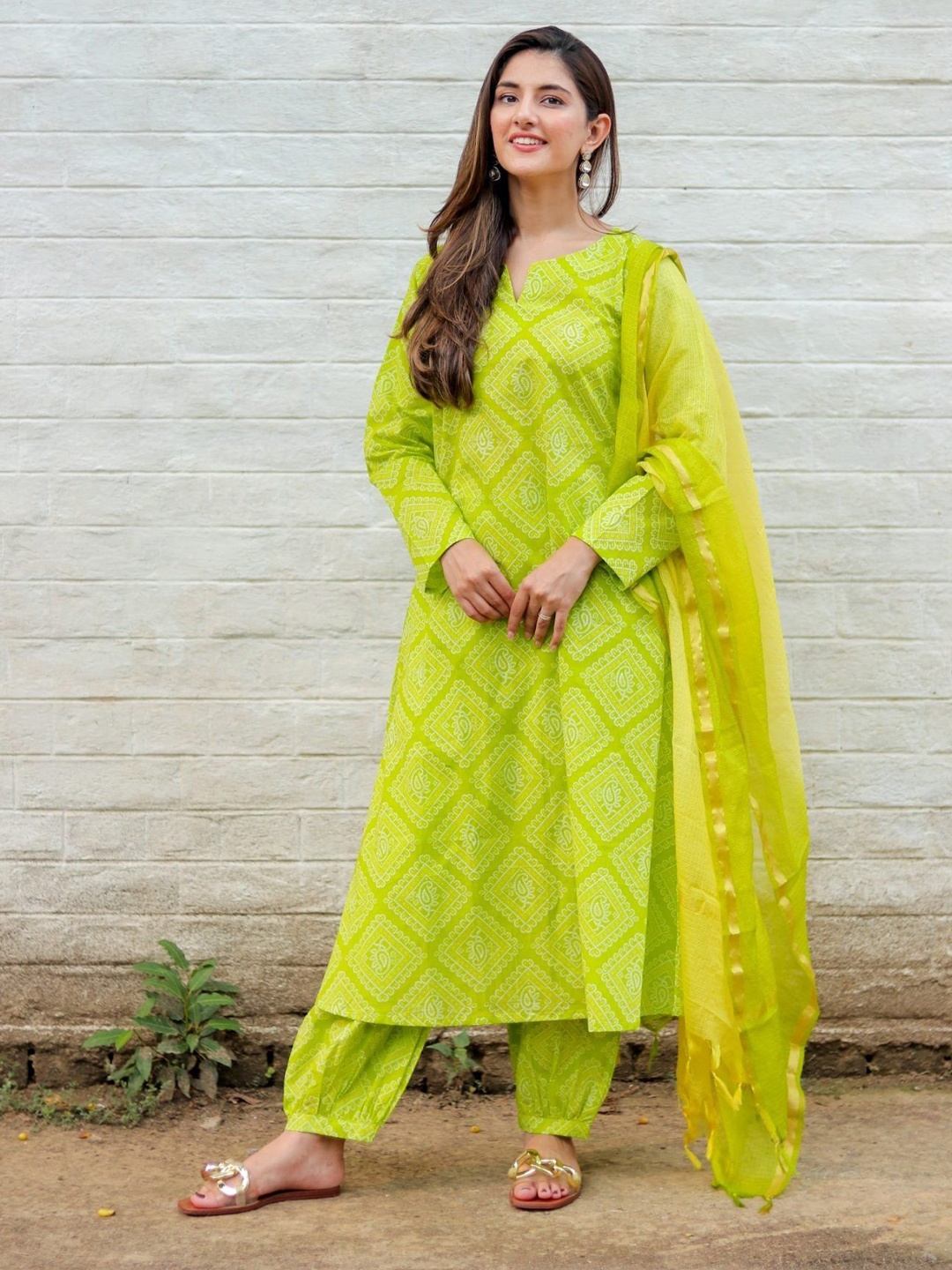 DIMPLE DESIGN STUDIO Women Bandhani Printed Pure Cotton Kurta with Trousers & Dupatta, Yellow
DIMPLE DESIGN STUDIO Women Bandhani Printed Pure Cotton Kurta with Trousers & Dupatta, Yellow