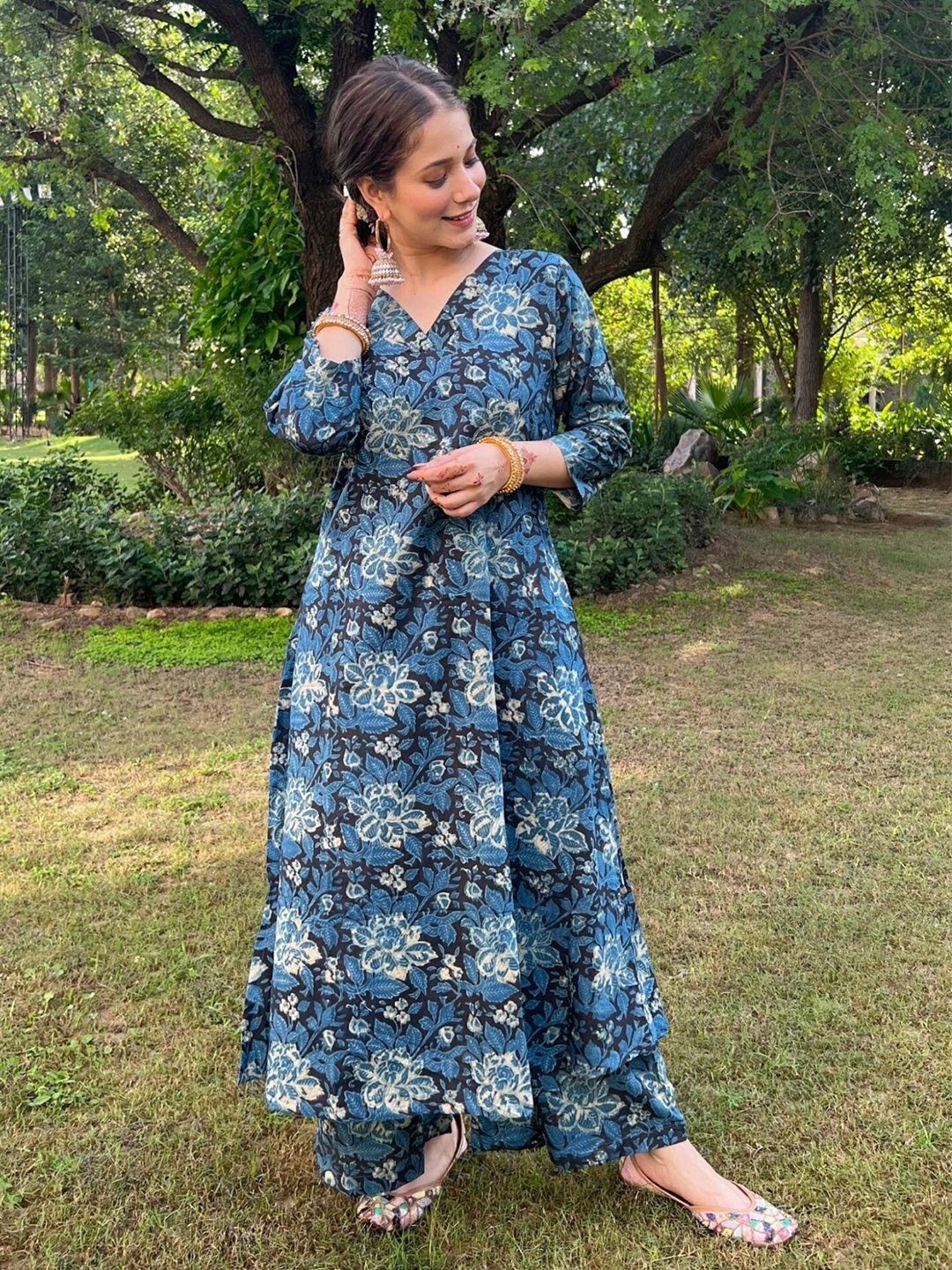 DIMPLE DESIGN STUDIO Mousha Ajrak Women Floral Printed Pure Cotton Kurta with Palazzos, Blue
DIMPLE DESIGN STUDIO Mousha Ajrak Women Floral Printed Pure Cotton Kurta with Palazzos, Blue