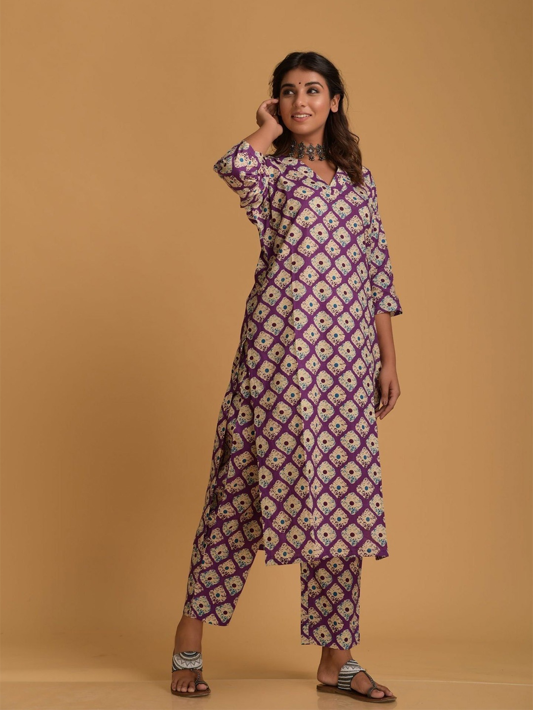 DIMPLE DESIGN STUDIO Geometric Printed V-Neck Pure Cotton Straight Kurta With Trousers, Purple
DIMPLE DESIGN STUDIO Geometric Printed V-Neck Pure Cotton Straight Kurta With Trousers, Purple