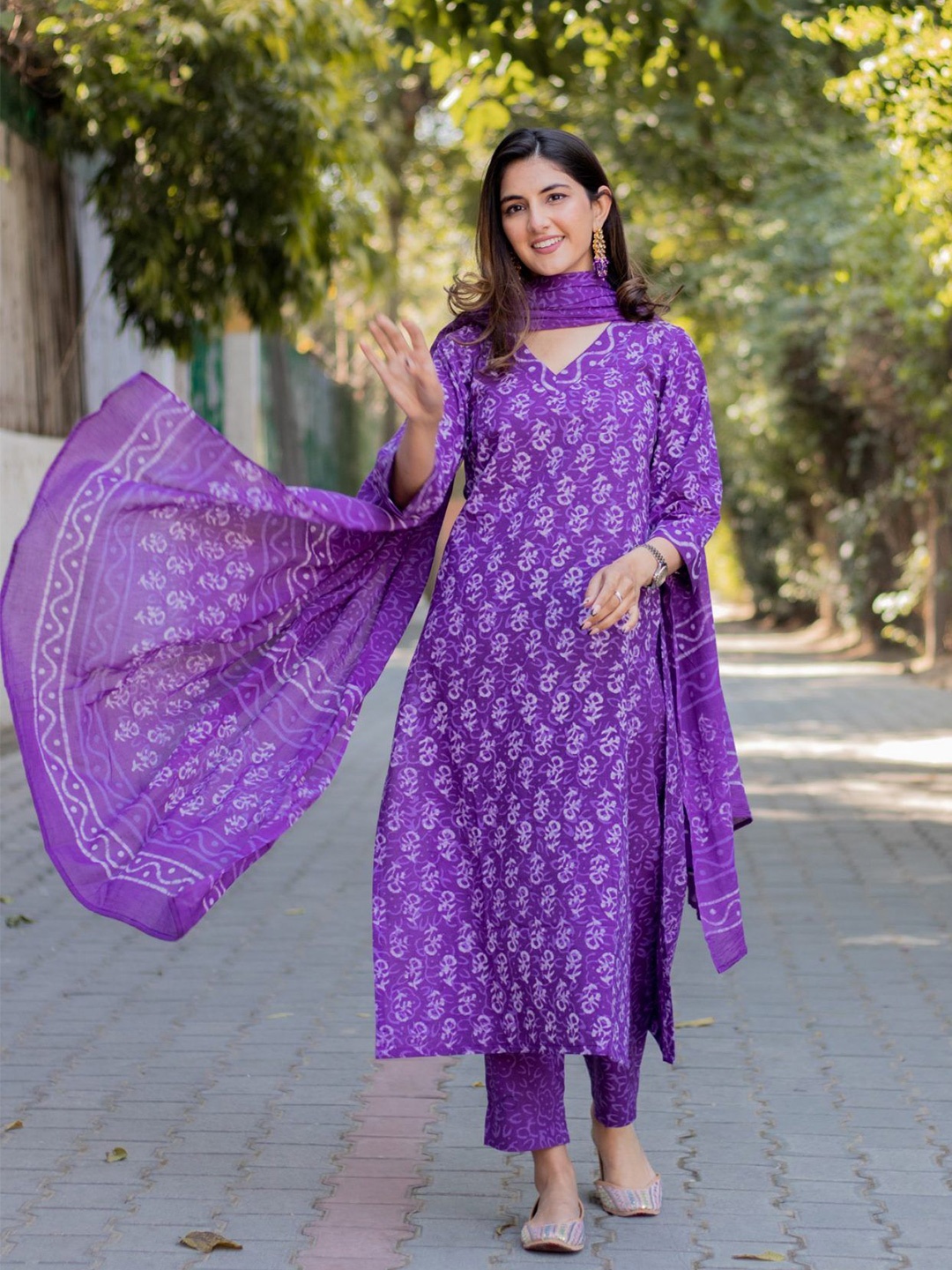DIMPLE DESIGN STUDIO Ethnic Motifs Printed Pure Cotton Kurta with Pyjamas & Dupatta, Purple
DIMPLE DESIGN STUDIO Ethnic Motifs Printed Pure Cotton Kurta with Pyjamas & Dupatta, Purple