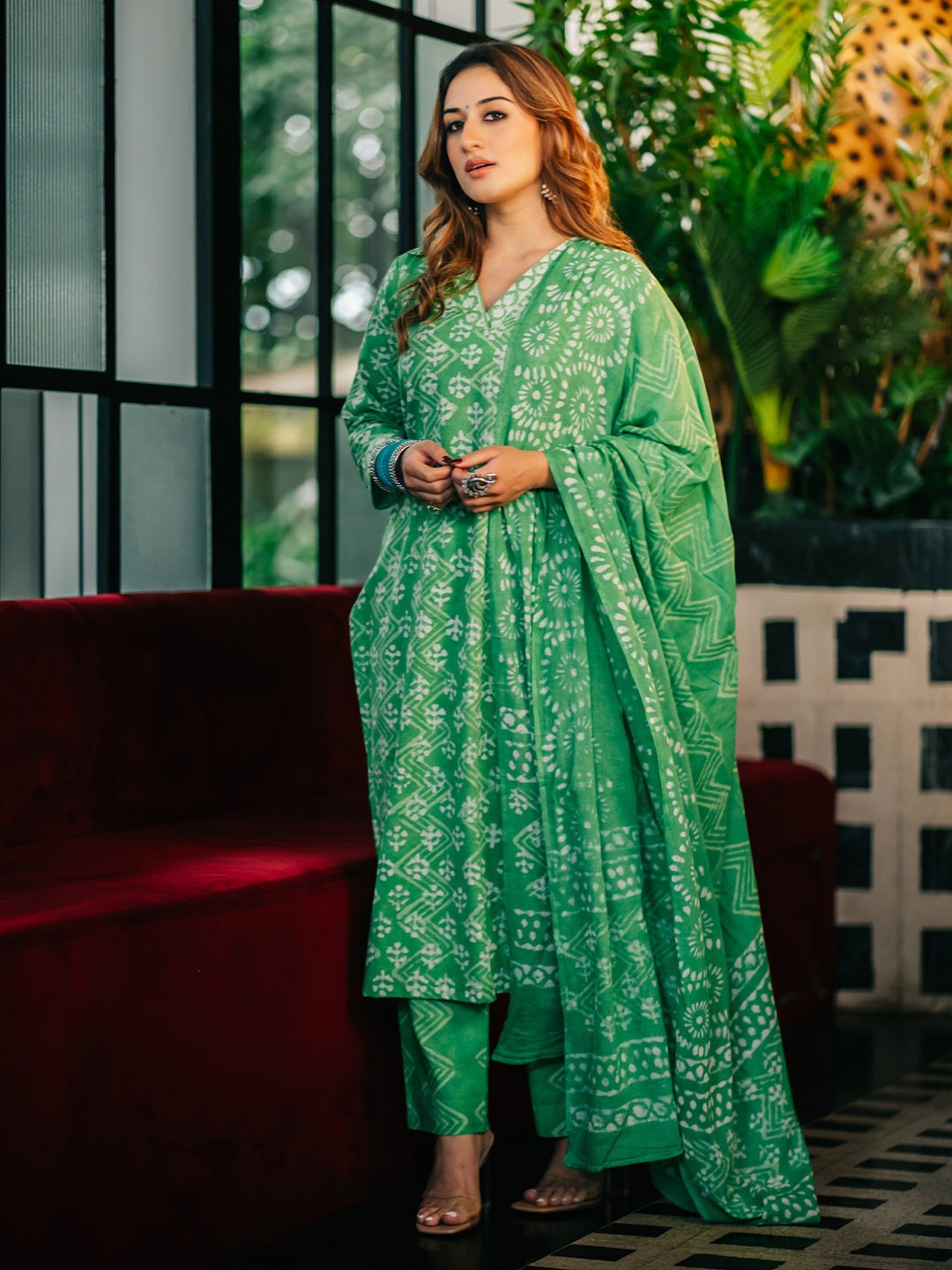 DIMPLE DESIGN STUDIO Floral Printed Regular Pure Cotton Kurta with Trousers & Dupatta, Green
DIMPLE DESIGN STUDIO Floral Printed Regular Pure Cotton Kurta with Trousers & Dupatta, Green