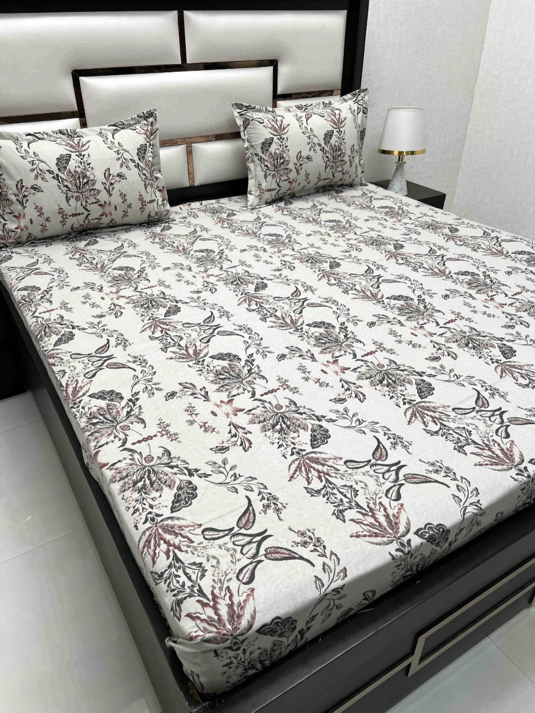 Pure Decor White & Black Floral Printed 300 TC Cotton King Bedsheet Set 2.74 m x 2.74 m
Pure Decor White & Black Floral Printed 300 TC Cotton King Bedsheet Set 2.74 m x 2.74 m