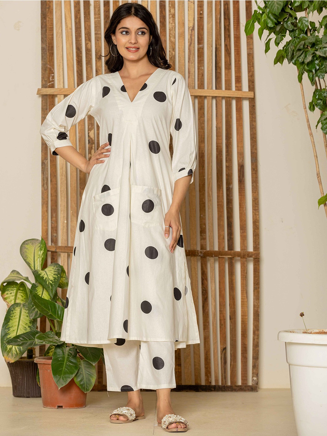 Fabmoha Geometric Printed Pleated Pure Cotton A-Line Kurta with Trousers, Off white
Fabmoha Geometric Printed Pleated Pure Cotton A-Line Kurta with Trousers, Off white