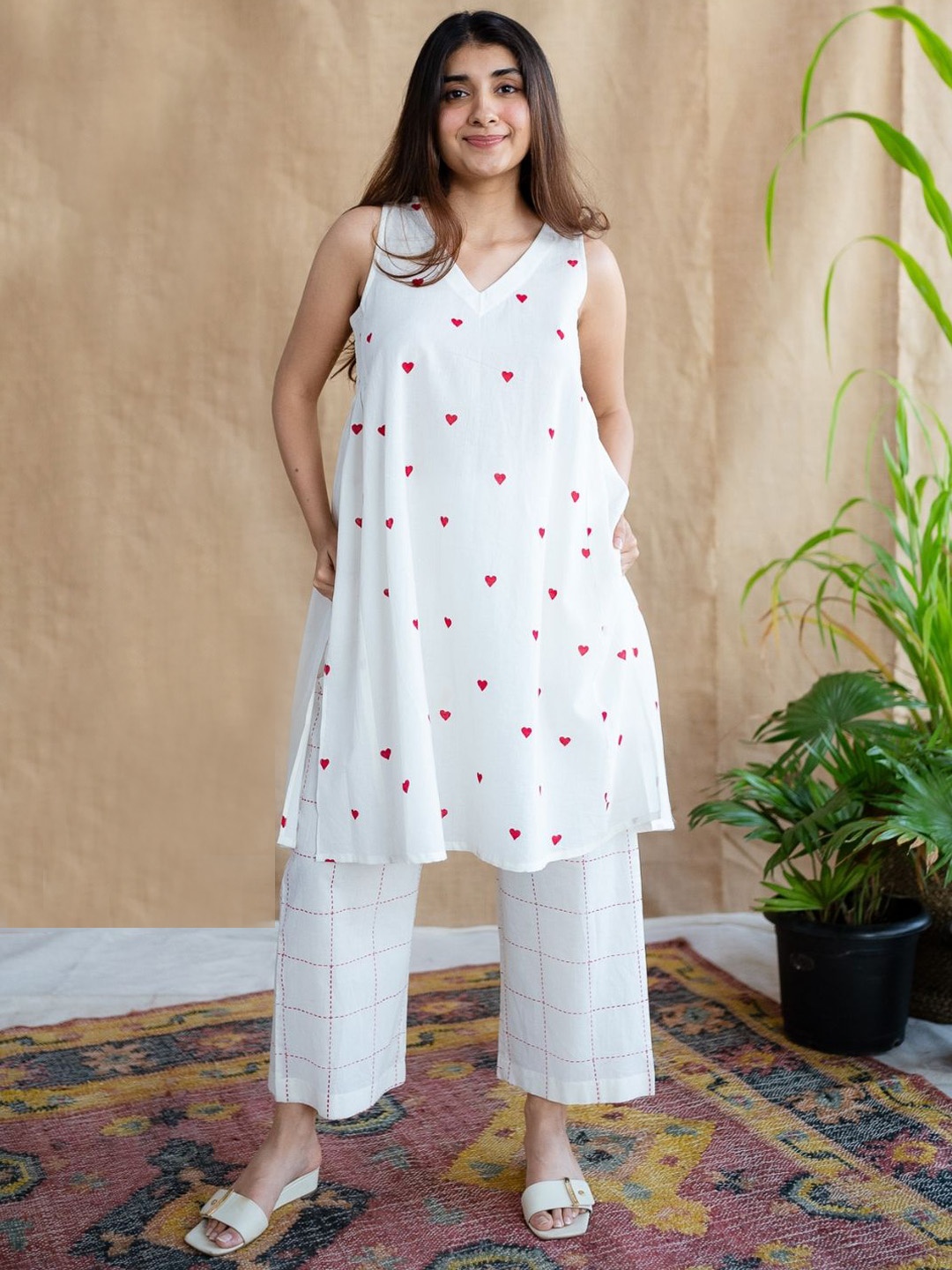 THE INDIAN ETHNIC CO Dyeverse Block Printed Pure Cotton Tunic & Trouser Co-Ords, White
THE INDIAN ETHNIC CO Dyeverse Block Printed Pure Cotton Tunic & Trouser Co-Ords, White