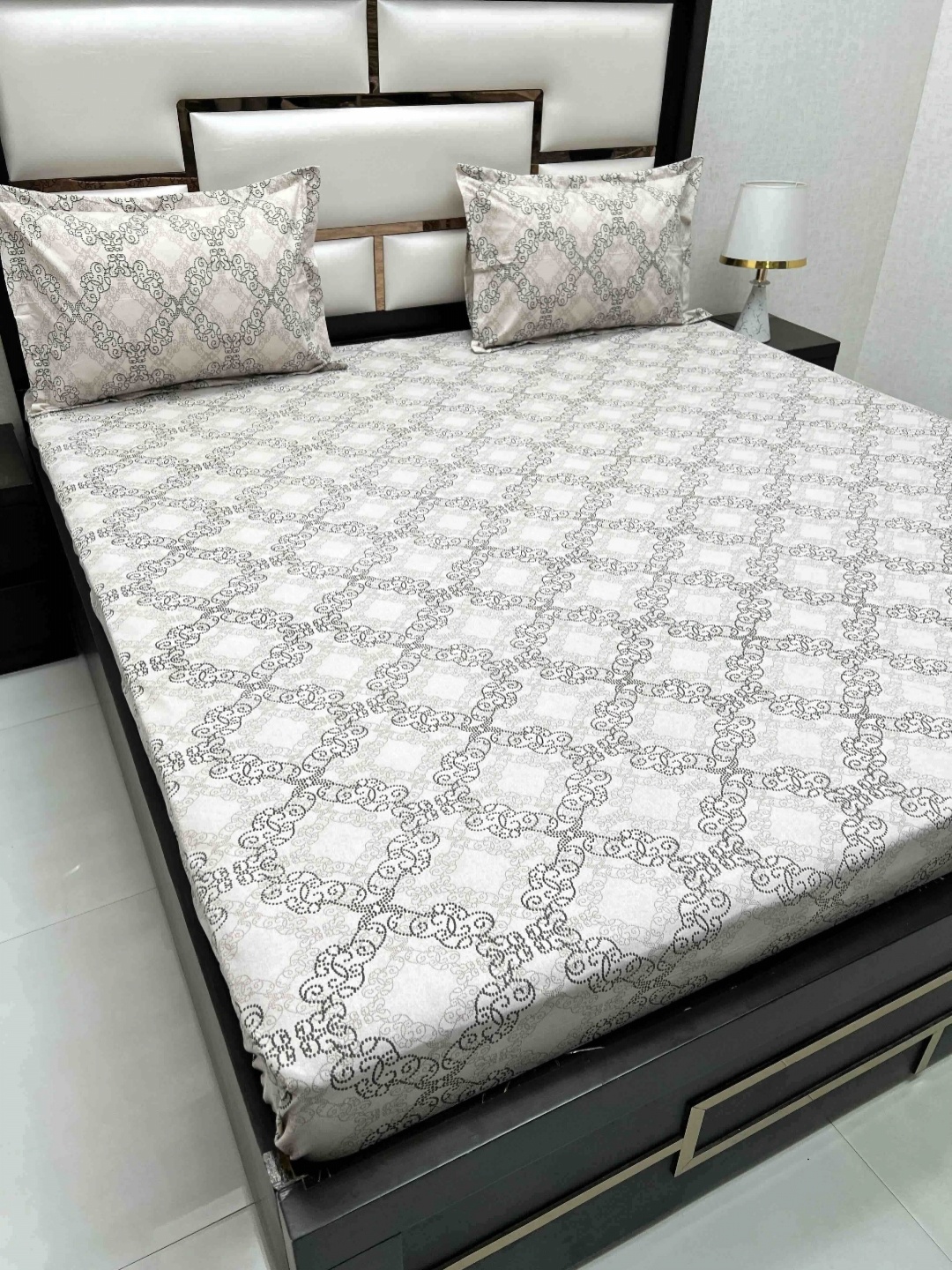 Pure Decor Brown & White Ethnic Motifs 250 TC Cotton King Bedsheet Set 2.74 m x 2.74 m
Pure Decor Brown & White Ethnic Motifs 250 TC Cotton King Bedsheet Set 2.74 m x 2.74 m