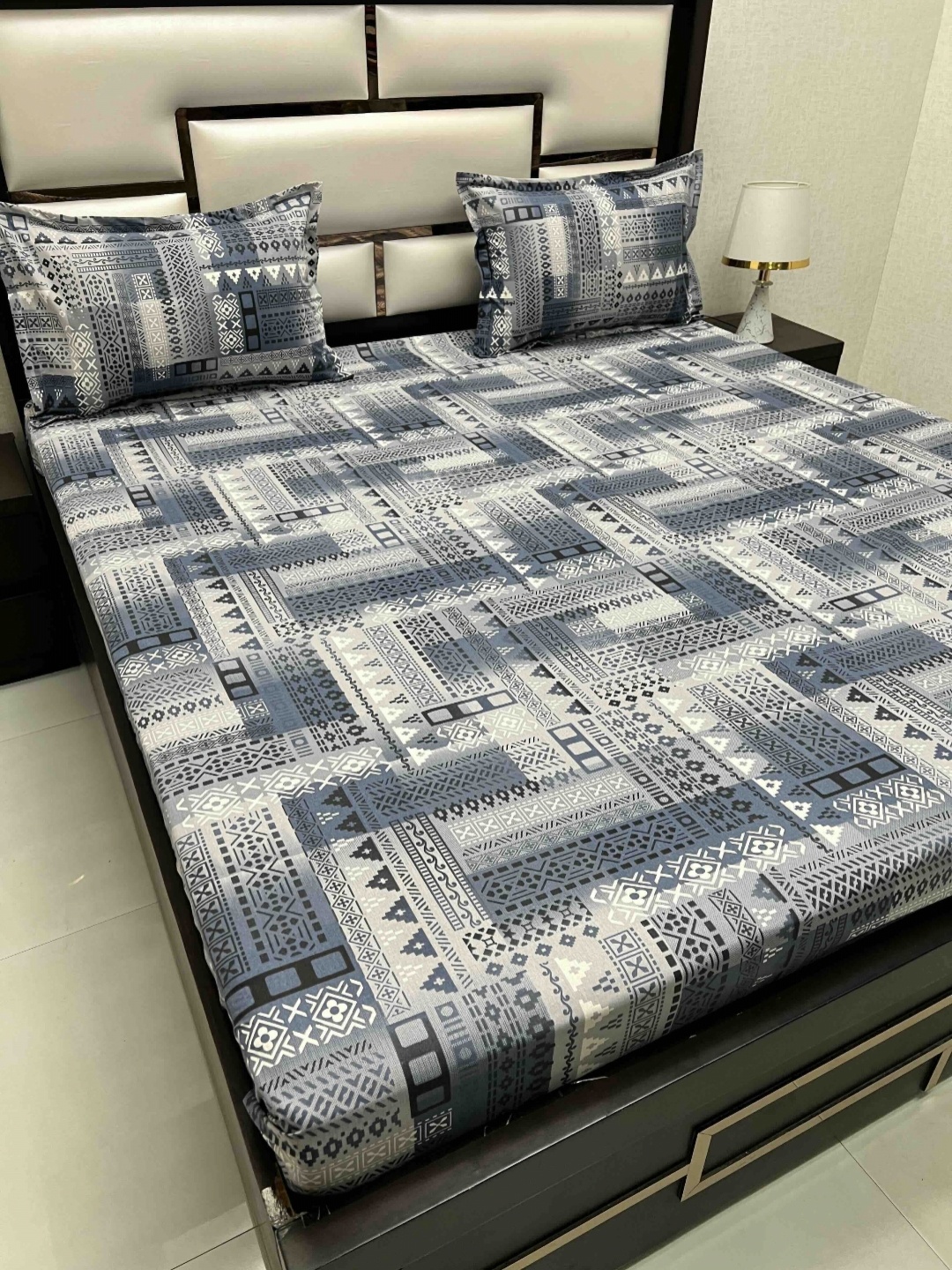 Pure Decor Blue & White Ethnic Motifs 240 TC Cotton King Bedsheet Set 2.74 m x 2.74 m
Pure Decor Blue & White Ethnic Motifs 240 TC Cotton King Bedsheet Set 2.74 m x 2.74 m