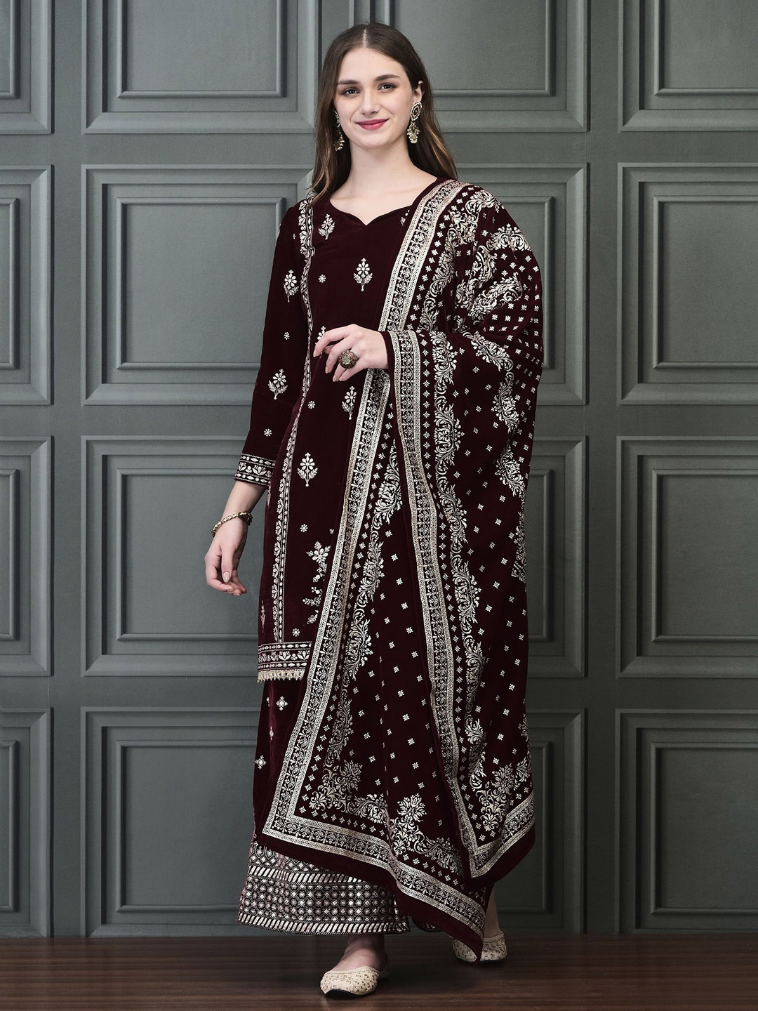 Shree Ethnic Motifs Printed Sweetheart Neck Regular Velvet Kurta With Trouser With Dupatta, Burgundy
Shree Ethnic Motifs Printed Sweetheart Neck Regular Velvet Kurta With Trouser With Dupatta, Burgundy