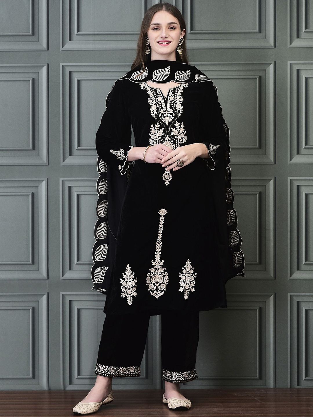 Shree Women Floral Embroidered Regular Thread Work Velvet Kurta with Trousers & With Dupatta, Black
Shree Women Floral Embroidered Regular Thread Work Velvet Kurta with Trousers & With Dupatta, Black