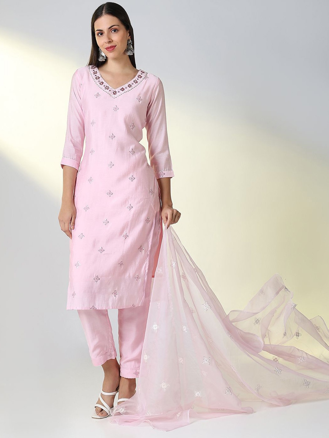 SHOWOFF V-Neck Floral Embroidered Sequinned Dupion Silk Kurta With Trousers & Dupatta, Pink
SHOWOFF V-Neck Floral Embroidered Sequinned Dupion Silk Kurta With Trousers & Dupatta, Pink