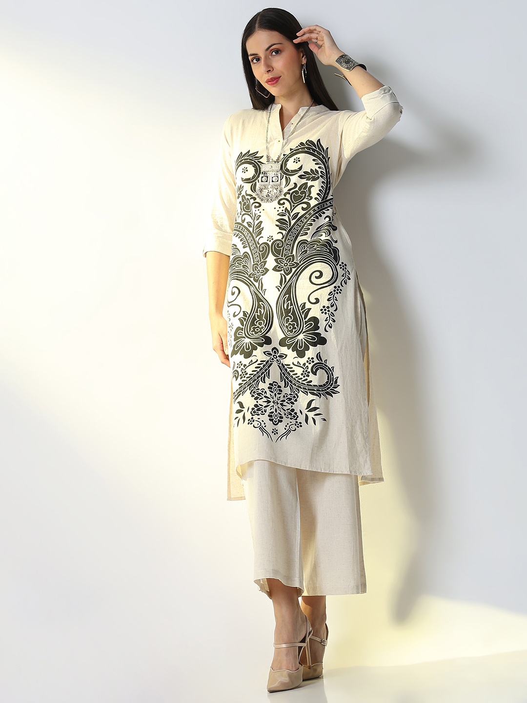 SHOWOFF Mandarin Collar Ethnic Motifs Printed Straight Kurta with Trousers, Off white
SHOWOFF Mandarin Collar Ethnic Motifs Printed Straight Kurta with Trousers, Off white