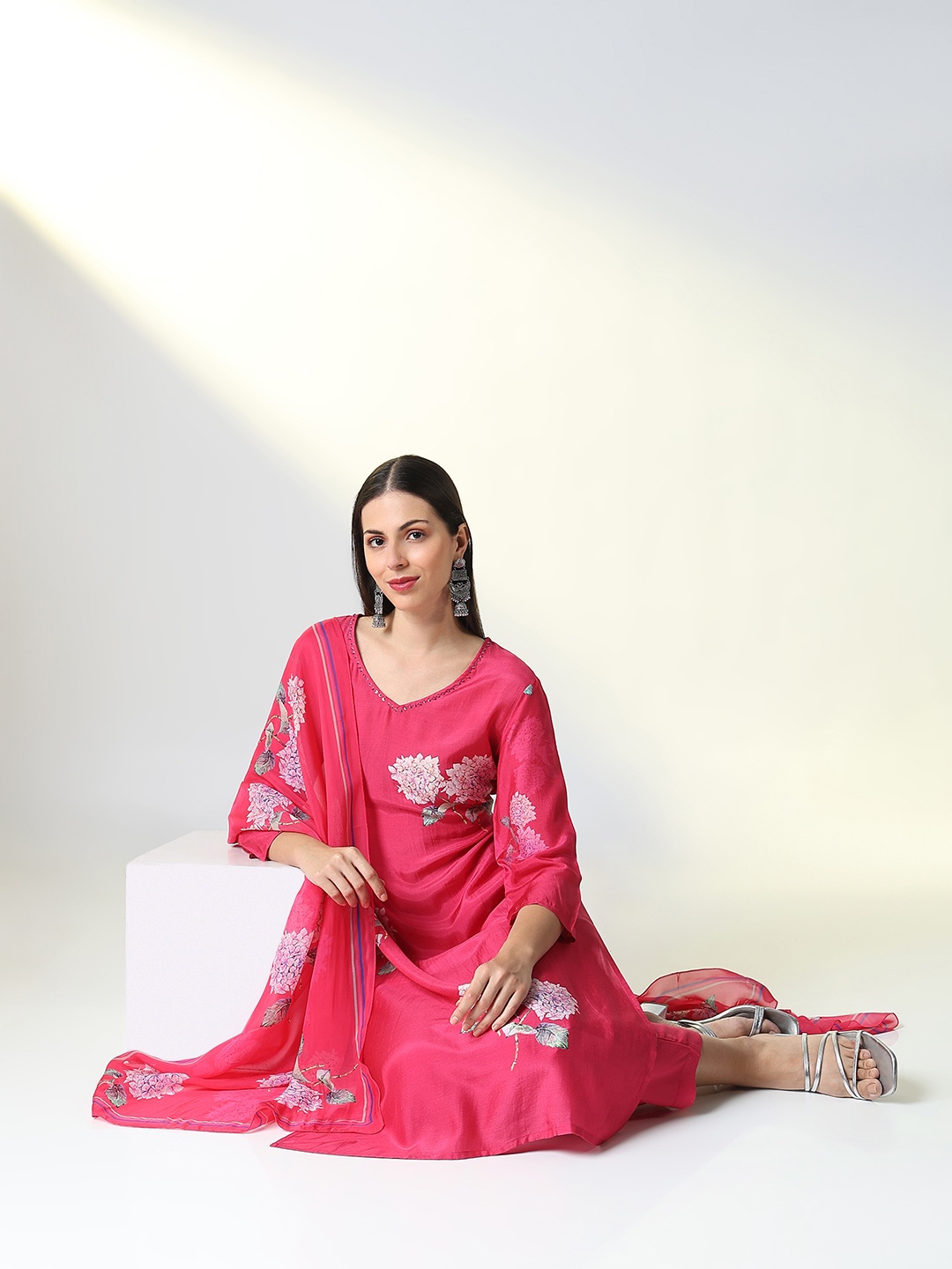SHOWOFF Floral Printed Beads and Stones V-Neck Straight Kurta with Trousers & With Dupatta, Pink
SHOWOFF Floral Printed Beads and Stones V-Neck Straight Kurta with Trousers & With Dupatta, Pink