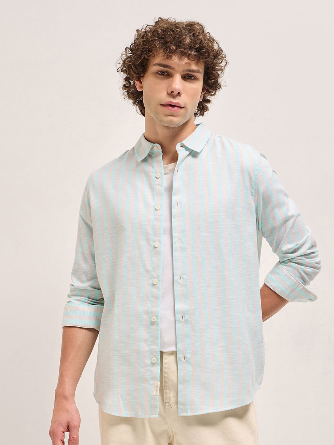 THE BEAR HOUSE Men Spread Collar Vertical Striped Cotton Slim Fit Casual Shirt, Blue
THE BEAR HOUSE Men Spread Collar Vertical Striped Cotton Slim Fit Casual Shirt, Blue