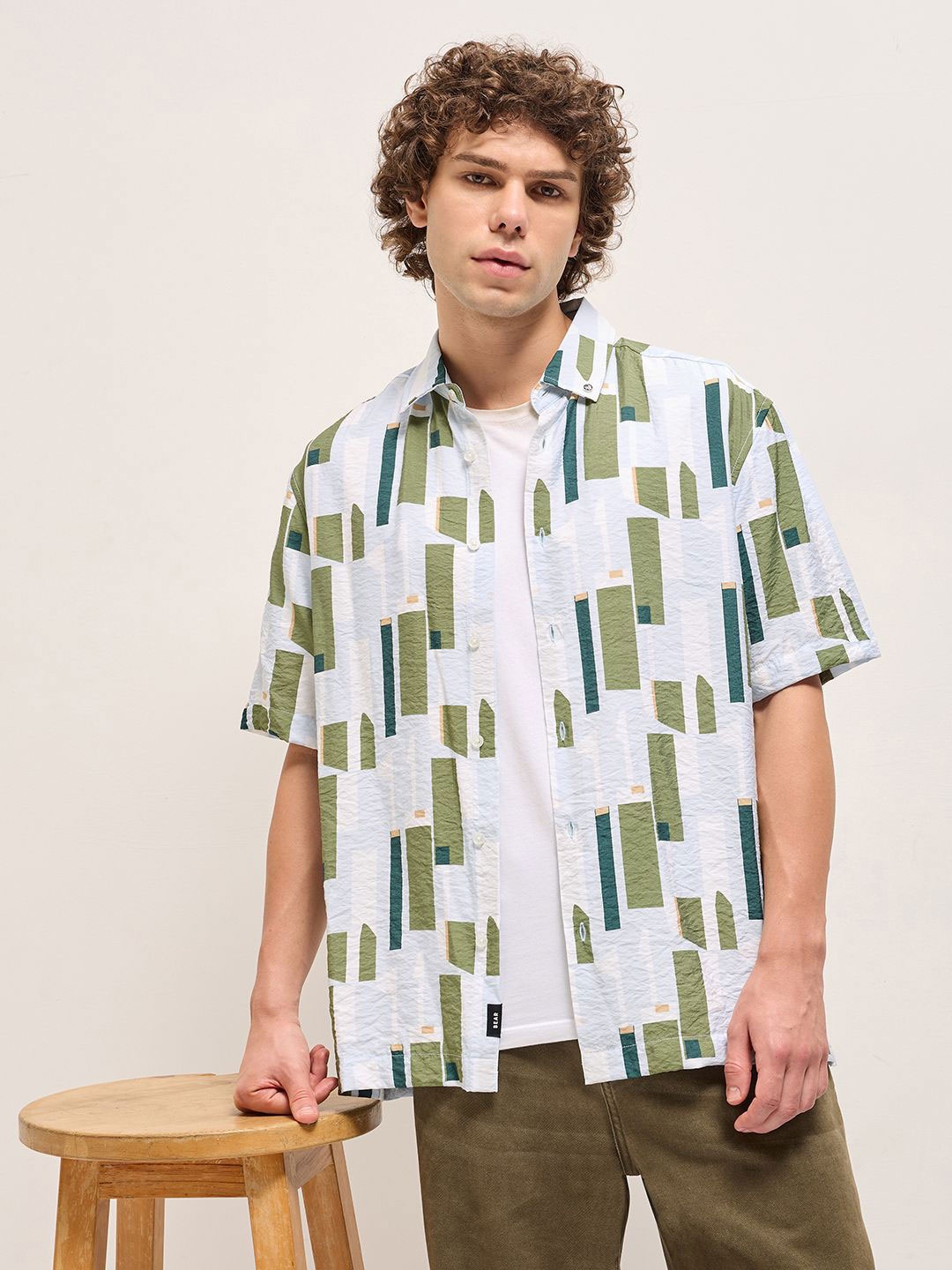 THE BEAR HOUSE Men Spread Collar Geometric Printed Cotton Relaxed Fit Casual Shirt, White
THE BEAR HOUSE Men Spread Collar Geometric Printed Cotton Relaxed Fit Casual Shirt, White