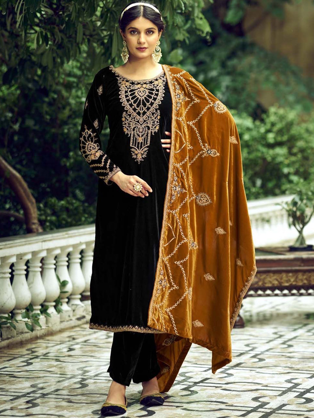 Clora Creation Women Ethnic Motifs Embroidered Regular Aari Work Velvet Kurta with Trousers & With Dupatta, Black
Clora Creation Women Ethnic Motifs Embroidered Regular Aari Work Velvet Kurta with Trousers & With Dupatta, Black
