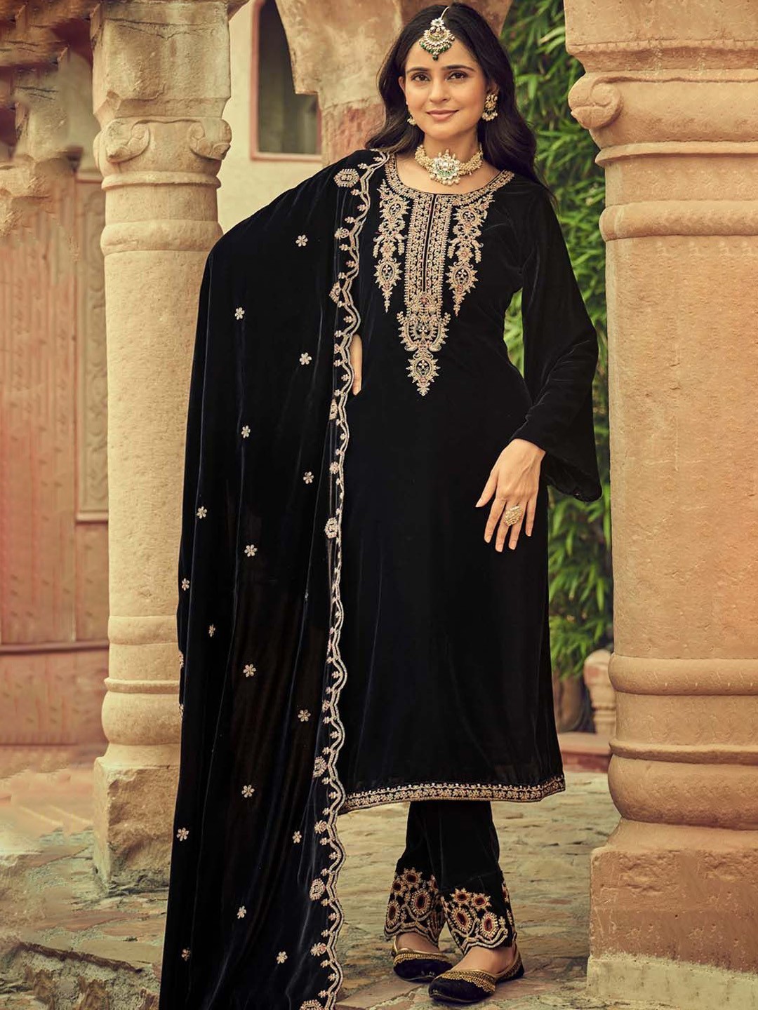 Clora Creation Women Ethnic Motifs Embroidered Regular Thread Work Velvet Kurta with Trousers & With Dupatta, Black
Clora Creation Women Ethnic Motifs Embroidered Regular Thread Work Velvet Kurta with Trousers & With Dupatta, Black