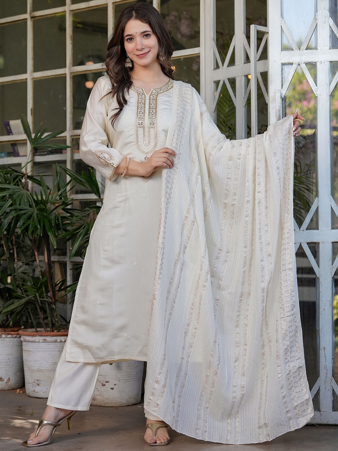 KALINI Ethnic Motifs Embroidered Sequinned Chanderi Silk Kurta With Trousers & Dupatta, White
KALINI Ethnic Motifs Embroidered Sequinned Chanderi Silk Kurta With Trousers & Dupatta, White