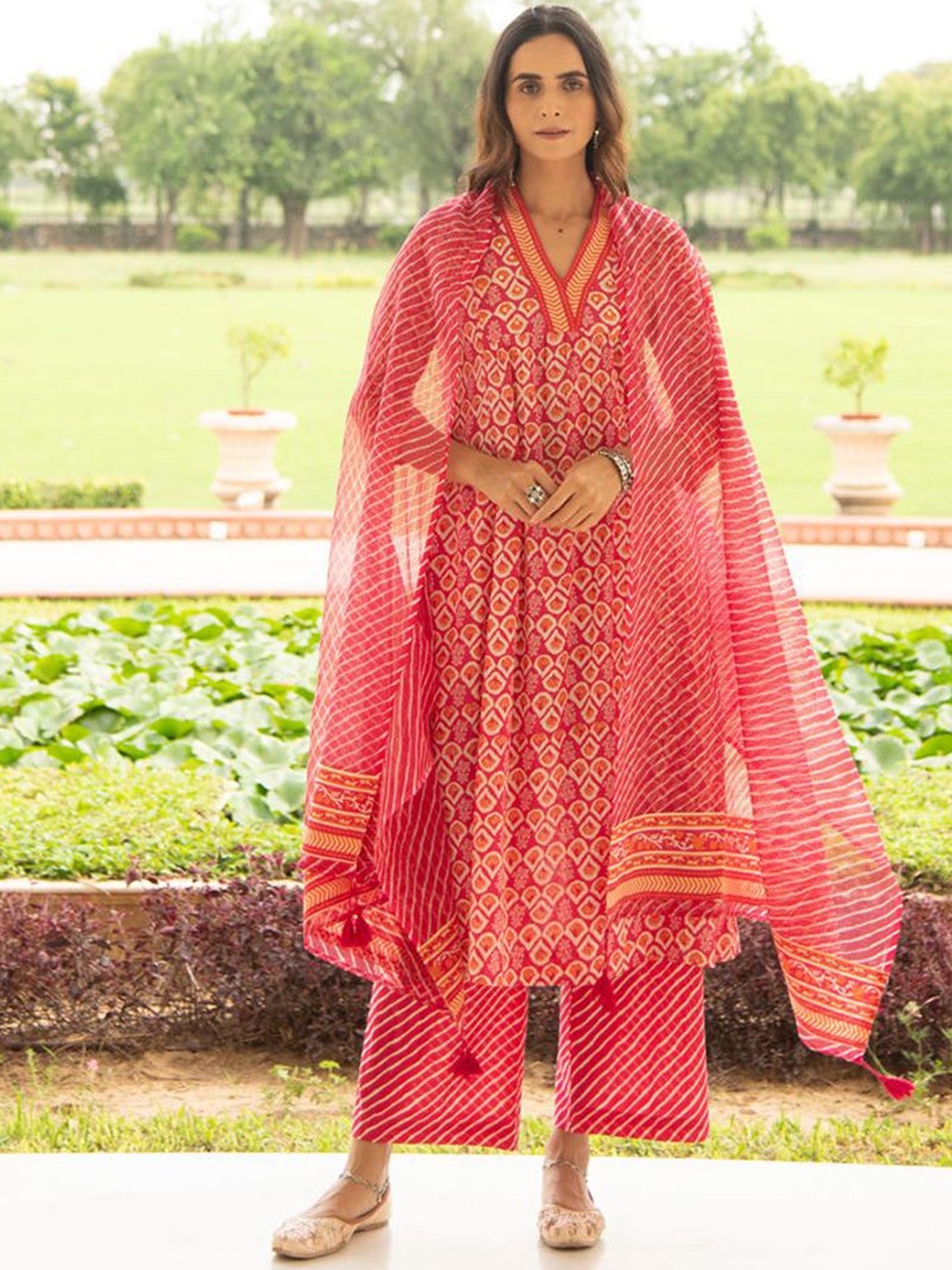 Ekohum Ethnic Motifs Printed Panelled Pure Cotton Kurta with Trousers & Dupatta, Pink
Ekohum Ethnic Motifs Printed Panelled Pure Cotton Kurta with Trousers & Dupatta, Pink