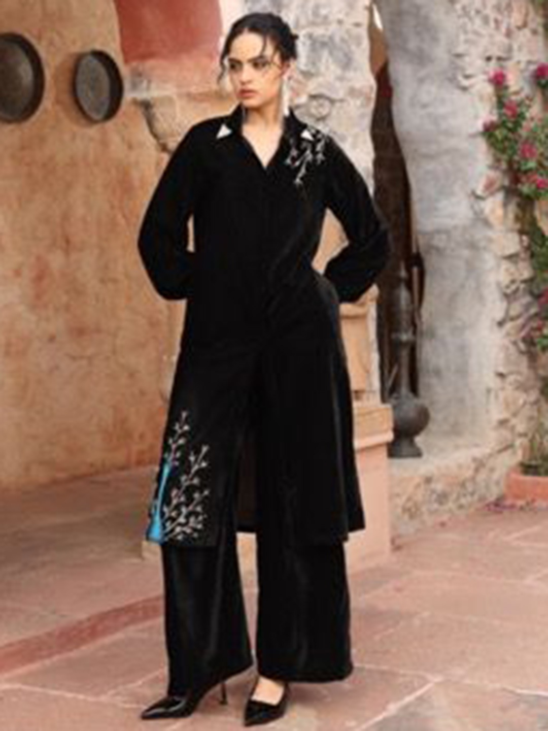 AJIESH OBEROI Ethnic Motifs Embroidered Sequinned Velvet Straight Kurta With Trouser, Black
AJIESH OBEROI Ethnic Motifs Embroidered Sequinned Velvet Straight Kurta With Trouser, Black