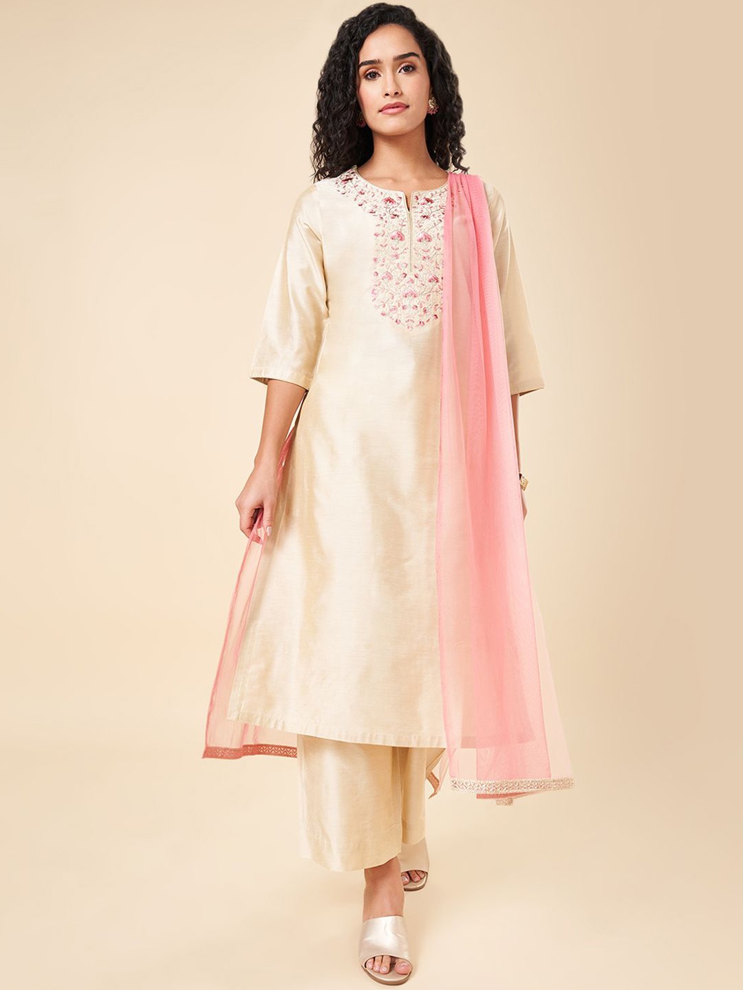 RANGMANCH BY PANTALOONS Women Floral Regular Thread Work Kurta with Trousers & With Dupatta, Beige
RANGMANCH BY PANTALOONS Women Floral Regular Thread Work Kurta with Trousers & With Dupatta, Beige