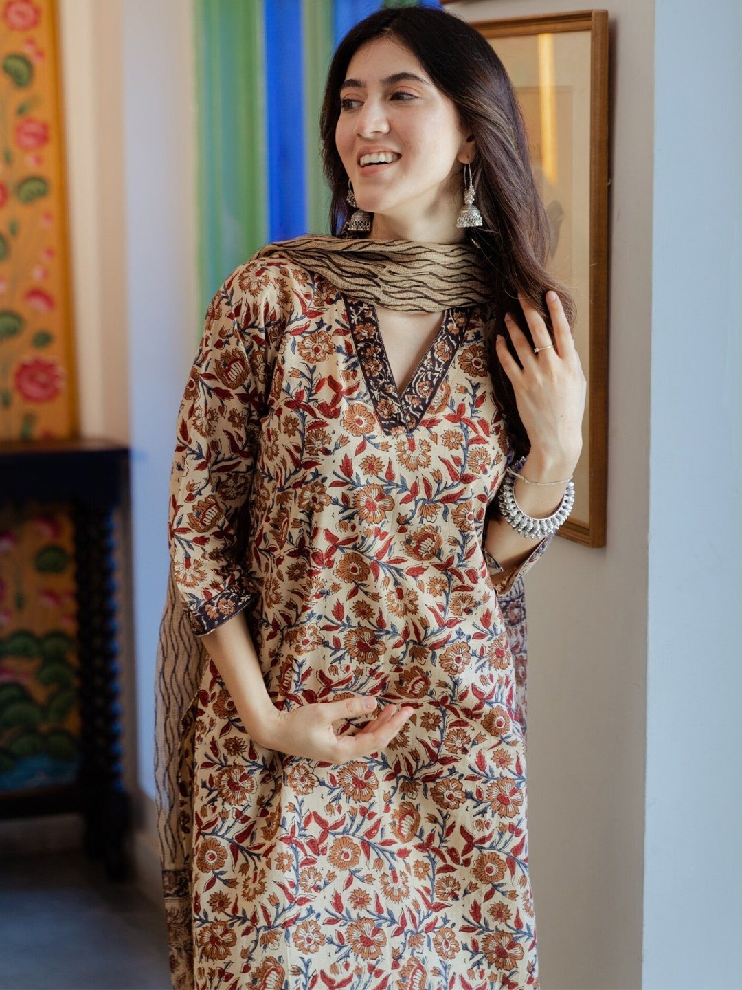 DIMPLE DESIGN STUDIO Floral Printed Regular Straight Kurta with Trousers & Dupatta, Cream
DIMPLE DESIGN STUDIO Floral Printed Regular Straight Kurta with Trousers & Dupatta, Cream