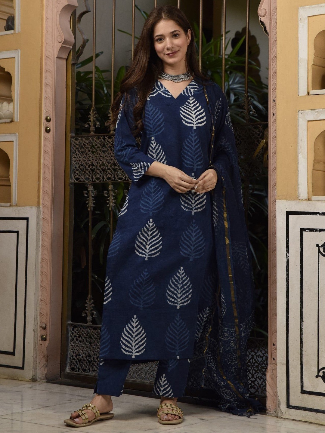 DIMPLE DESIGN STUDIO Ethnic Motifs Printed Pure Cotton Kurta with Pyjamas & Dupatta, Blue
DIMPLE DESIGN STUDIO Ethnic Motifs Printed Pure Cotton Kurta with Pyjamas & Dupatta, Blue