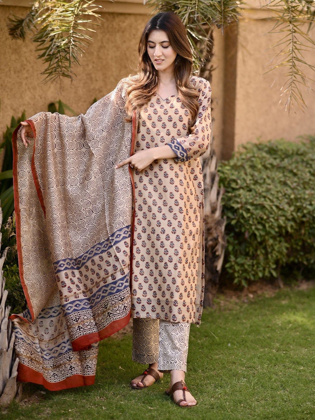 DIMPLE DESIGN STUDIO Floral Printed Chanderi Cotton Straight Kurta With Trousers & Dupatta, Beige
DIMPLE DESIGN STUDIO Floral Printed Chanderi Cotton Straight Kurta With Trousers & Dupatta, Beige