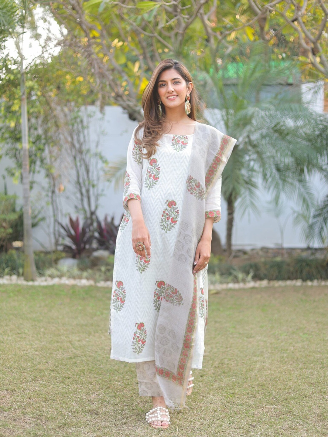DIMPLE DESIGN STUDIO Floral Printed Regular Pure Cotton Kurta with Pyjamas & Dupatta, White
DIMPLE DESIGN STUDIO Floral Printed Regular Pure Cotton Kurta with Pyjamas & Dupatta, White