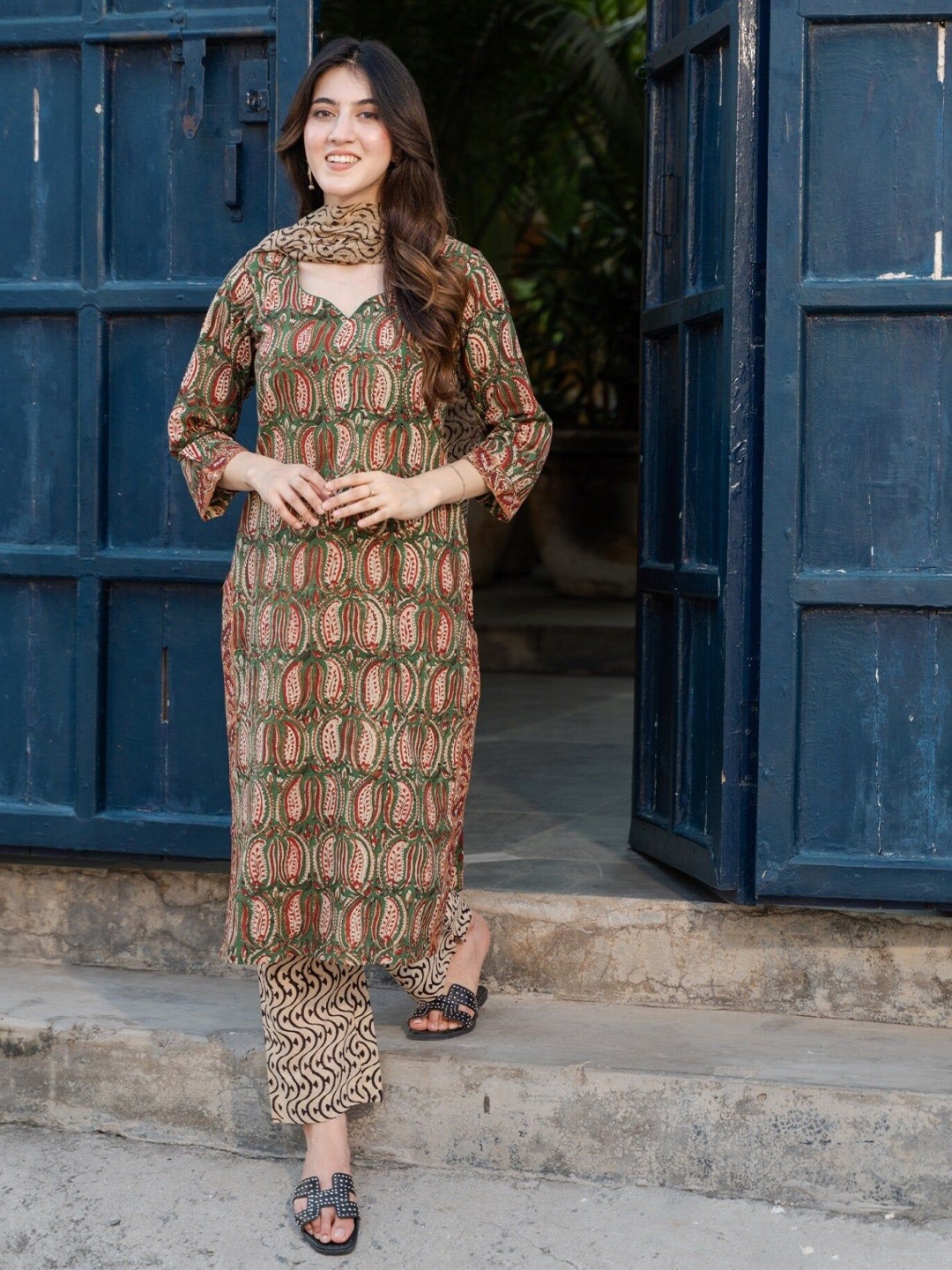 DIMPLE DESIGN STUDIO Ethnic Motifs Printed Pure Cotton Straight Kurta Trousers & Dupatta, Red
DIMPLE DESIGN STUDIO Ethnic Motifs Printed Pure Cotton Straight Kurta Trousers & Dupatta, Red