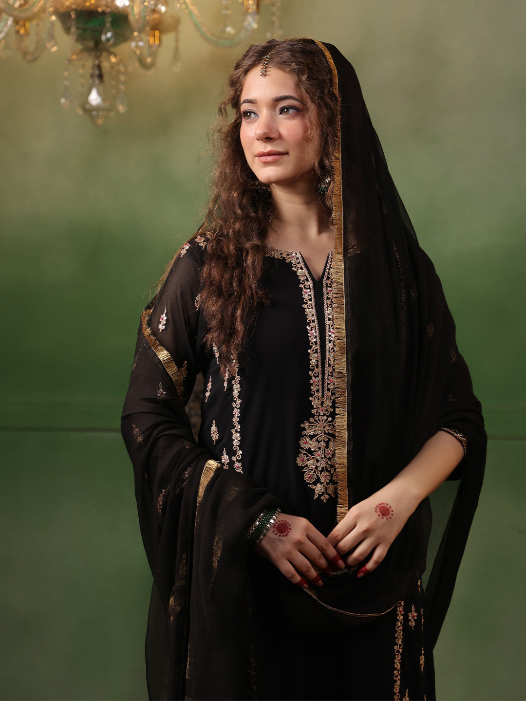 DIMPLE DESIGN STUDIO Ethnic Motifs Embroidered Beads and Stones Kurta & Trousers & Dupatta, Black
DIMPLE DESIGN STUDIO Ethnic Motifs Embroidered Beads and Stones Kurta & Trousers & Dupatta, Black