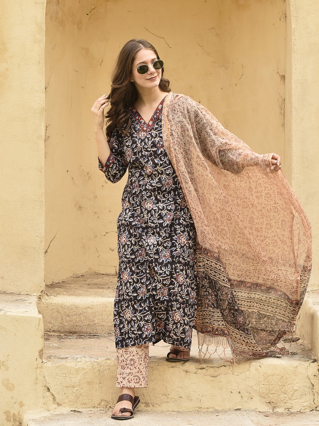 DIMPLE DESIGN STUDIO Floral Printed Pure Cotton Straight Kurta With Trousers & Dupatta, Black
DIMPLE DESIGN STUDIO Floral Printed Pure Cotton Straight Kurta With Trousers & Dupatta, Black