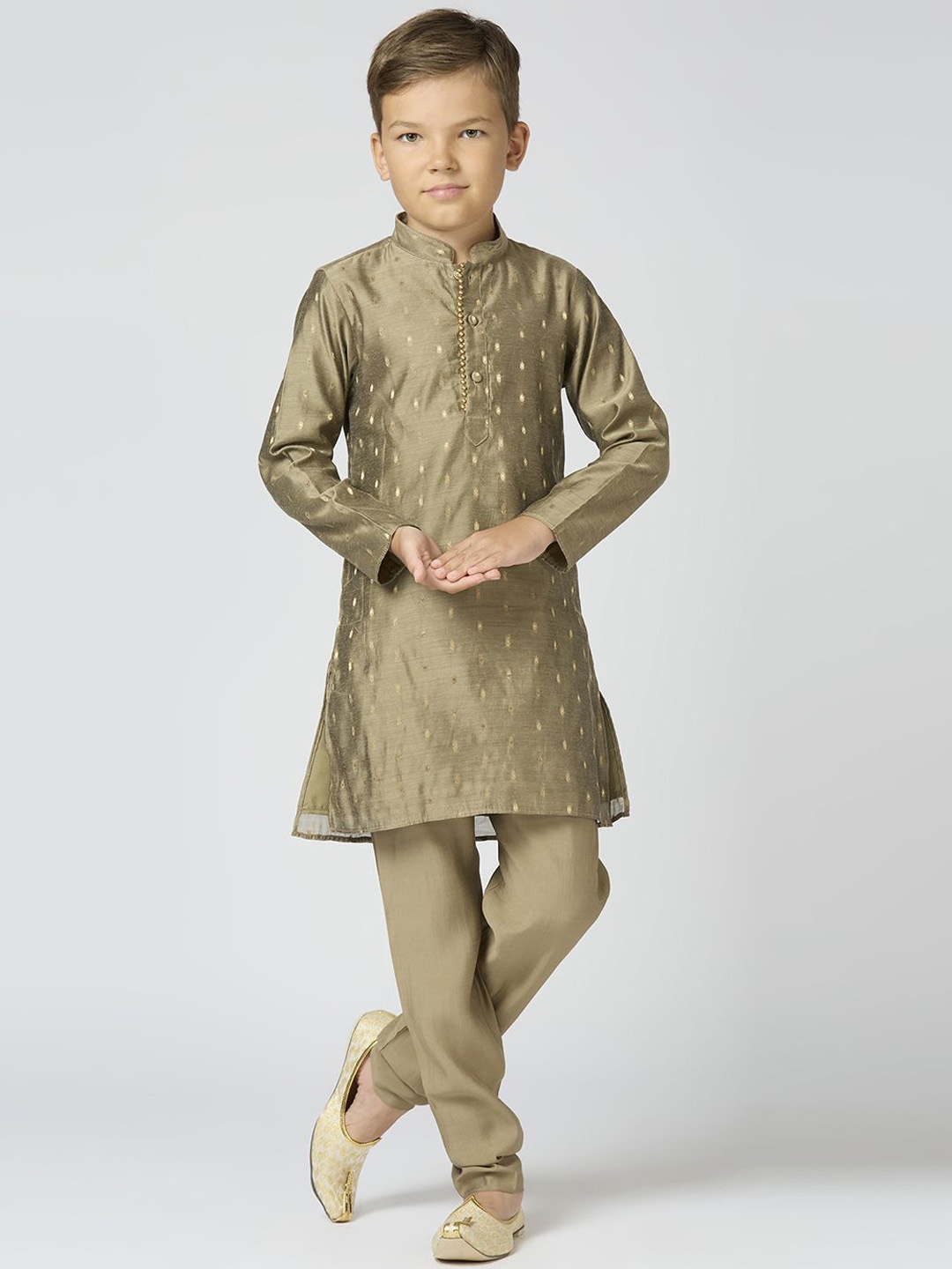 Sangria Boys Ethnic Motifs Woven Design Mandarin Collar Chanderi Cotton Kurta With Trouser, Olive
Sangria Boys Ethnic Motifs Woven Design Mandarin Collar Chanderi Cotton Kurta With Trouser, Olive