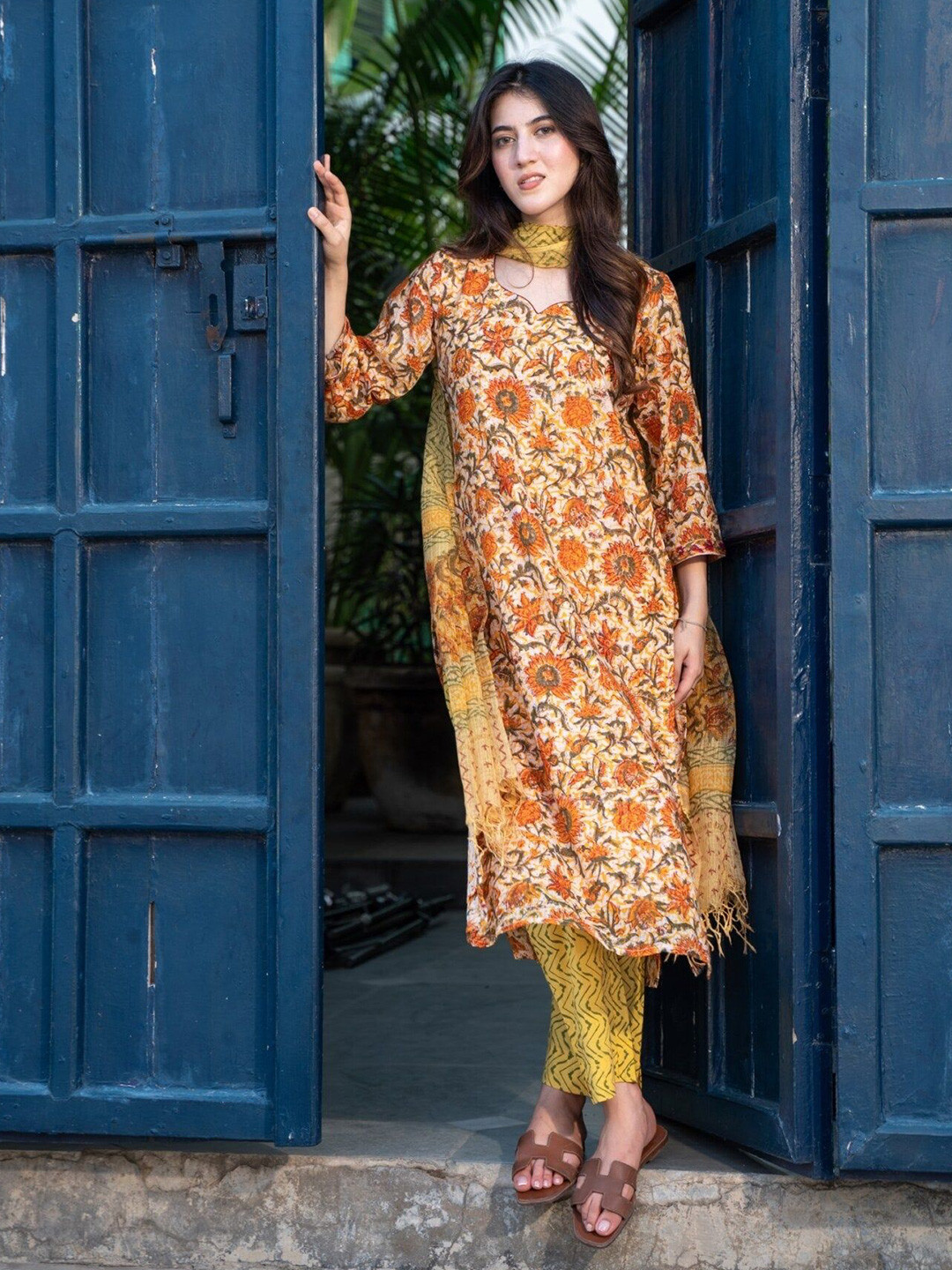 DIMPLE DESIGN STUDIO Floral Printed Cotton Silk Kurta with Trousers & Dupatta, Orange
DIMPLE DESIGN STUDIO Floral Printed Cotton Silk Kurta with Trousers & Dupatta, Orange