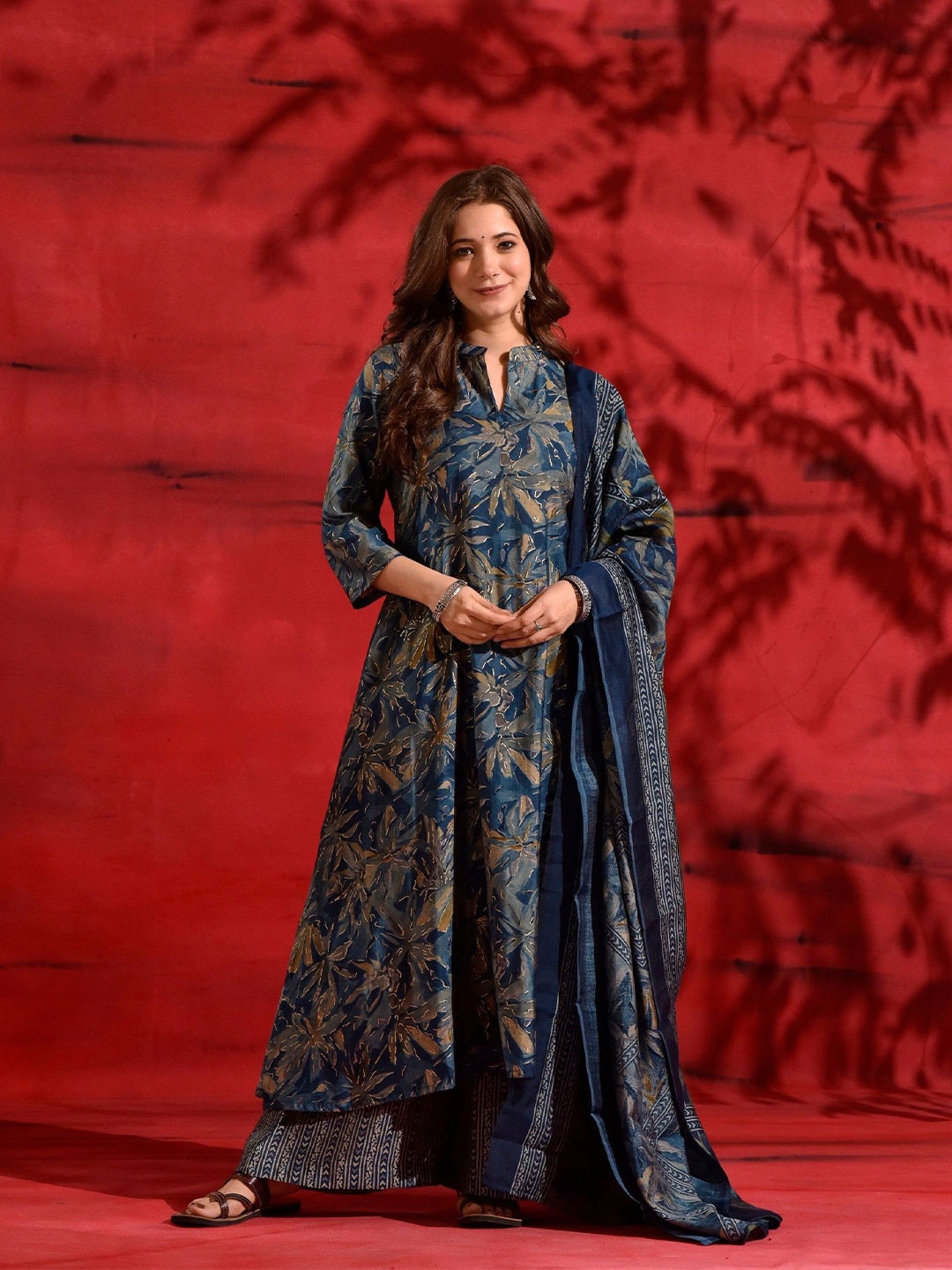 DIMPLE DESIGN STUDIO Women Floral Printed Regular Kurta with Palazzos & With Dupatta, Navy blue
DIMPLE DESIGN STUDIO Women Floral Printed Regular Kurta with Palazzos & With Dupatta, Navy blue