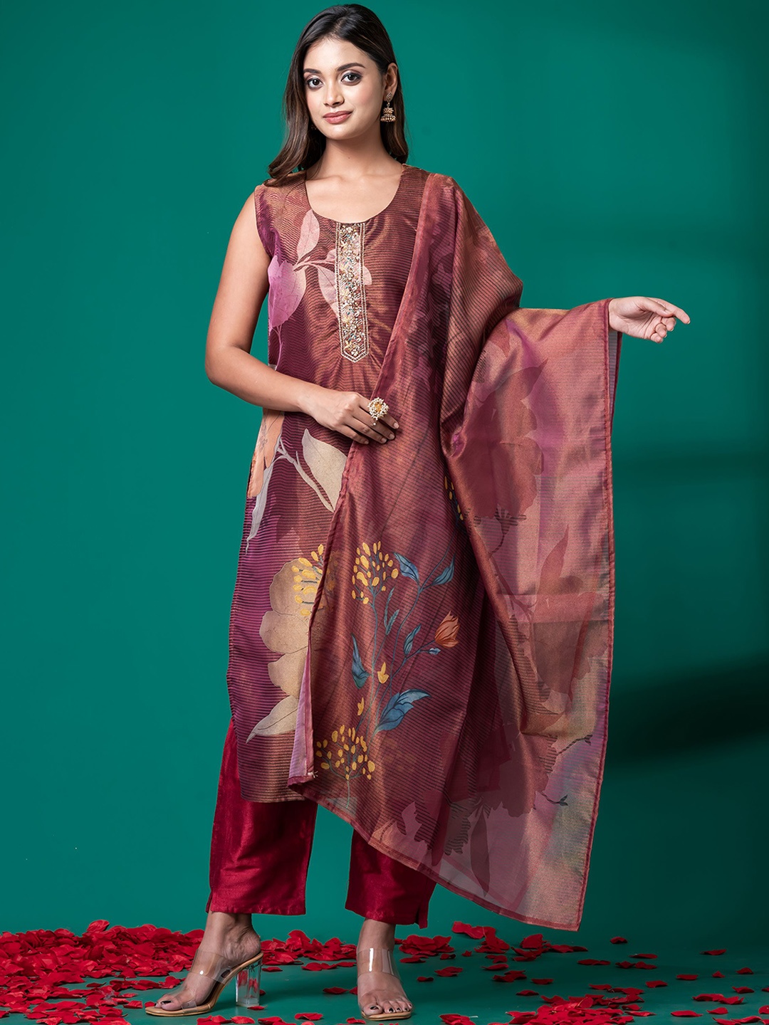 SHREE BALAJI Floral Printed Regular Thread Work Straight Kurta With Trouser With Dupatta, Red
SHREE BALAJI Floral Printed Regular Thread Work Straight Kurta With Trouser With Dupatta, Red