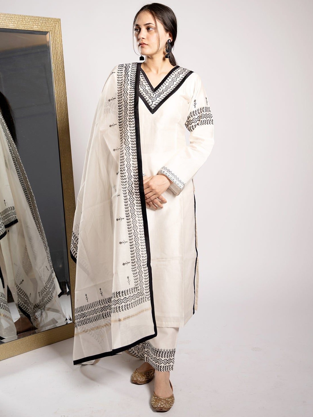 Anni Designer Geometric Printed V-Neck Straight Kurta With Trousers & Dupatta, White
Anni Designer Geometric Printed V-Neck Straight Kurta With Trousers & Dupatta, White