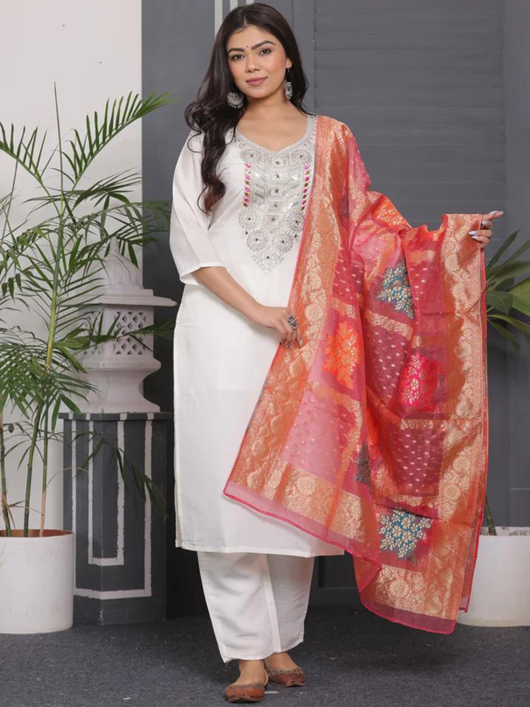 LERIYU V-Neck Floral Embroidered Sequinned Chanderi Silk Kurta With Trouser & Dupatta, White
LERIYU V-Neck Floral Embroidered Sequinned Chanderi Silk Kurta With Trouser & Dupatta, White