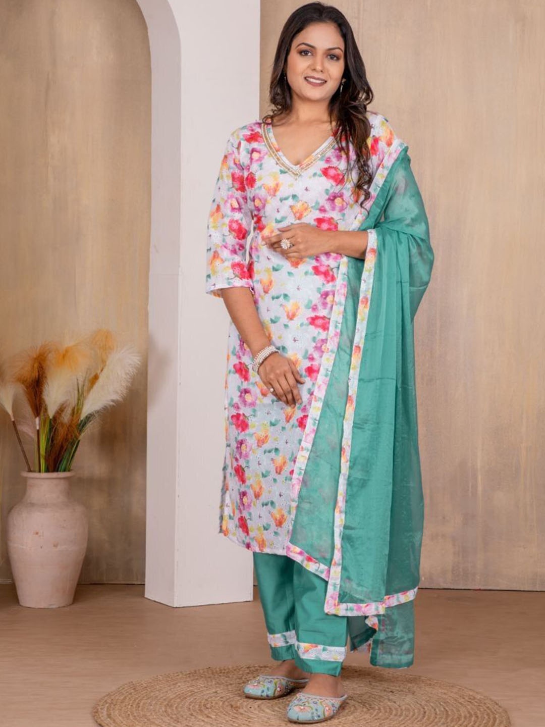 LERIYU V-Neck Floral Printed Beads and Stones Linen Kurta With Trouser & Dupatta, White
LERIYU V-Neck Floral Printed Beads and Stones Linen Kurta With Trouser & Dupatta, White
