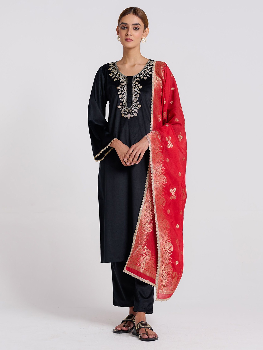 Rustorange Noor Women Embroidered Thread Work Velvet Kurta With Salwar With Dupatta, Black
Rustorange Noor Women Embroidered Thread Work Velvet Kurta With Salwar With Dupatta, Black