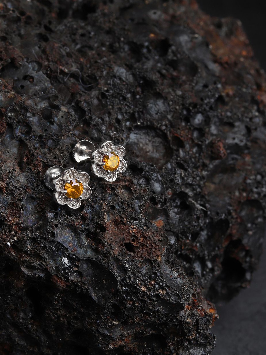AKSHAT SAPPHIRE 92.5 Sterling Silver Rhodium-Plated Cubic Zirconia Studded Circular Studs
AKSHAT SAPPHIRE 92.5 Sterling Silver Rhodium-Plated Cubic Zirconia Studded Circular Studs