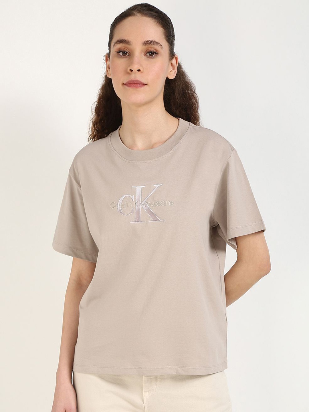 Calvin Klein Jeans Women Graphic Printed Round Neck Cotton Relaxed Fit T-shirt, Beige
Calvin Klein Jeans Women Graphic Printed Round Neck Cotton Relaxed Fit T-shirt, Beige