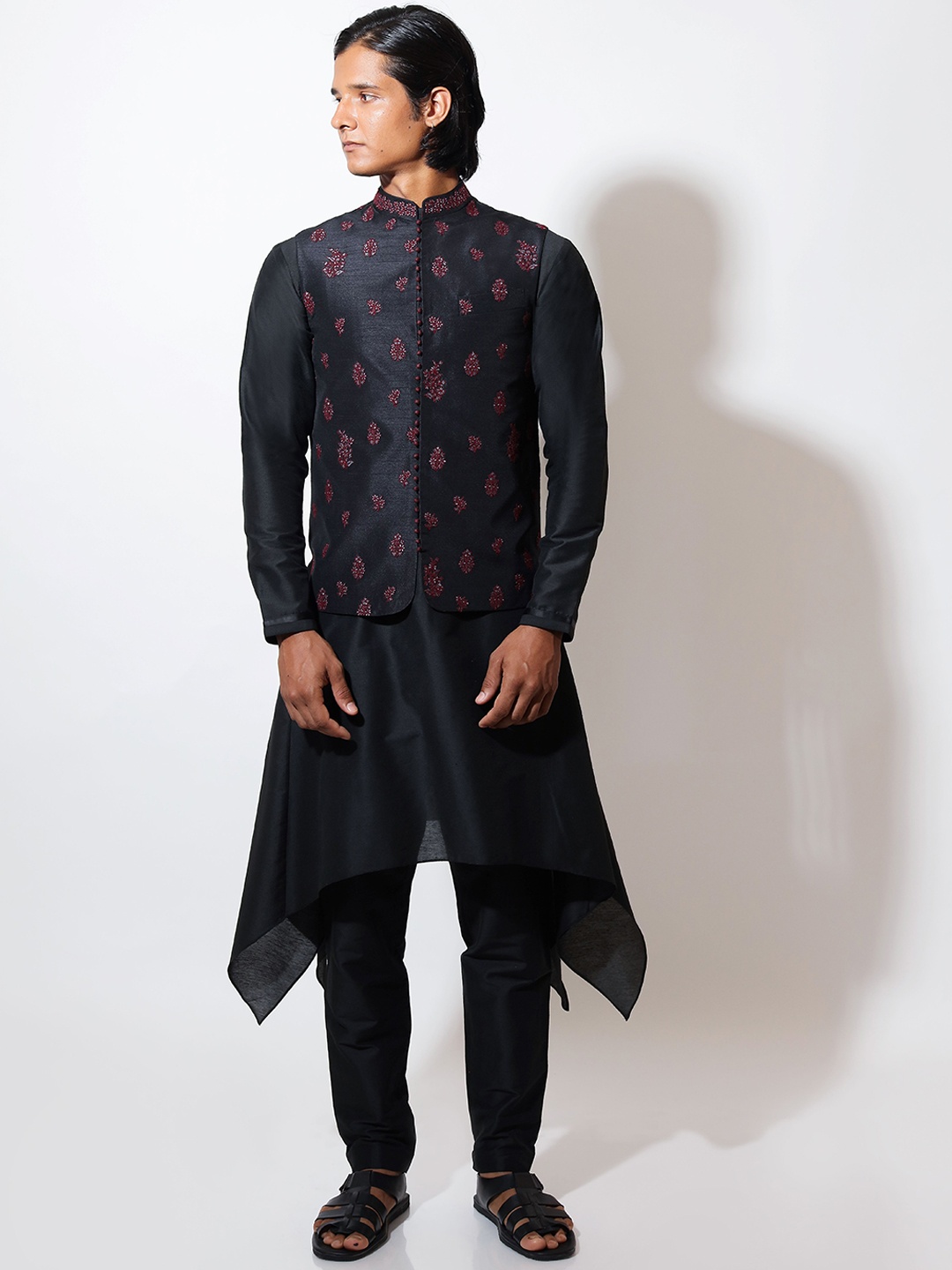 VIVEK KARUNAKARAN Mandarin Collar Straight Kurta with Trousers & Nehru jacket, Black
VIVEK KARUNAKARAN Mandarin Collar Straight Kurta with Trousers & Nehru jacket, Black