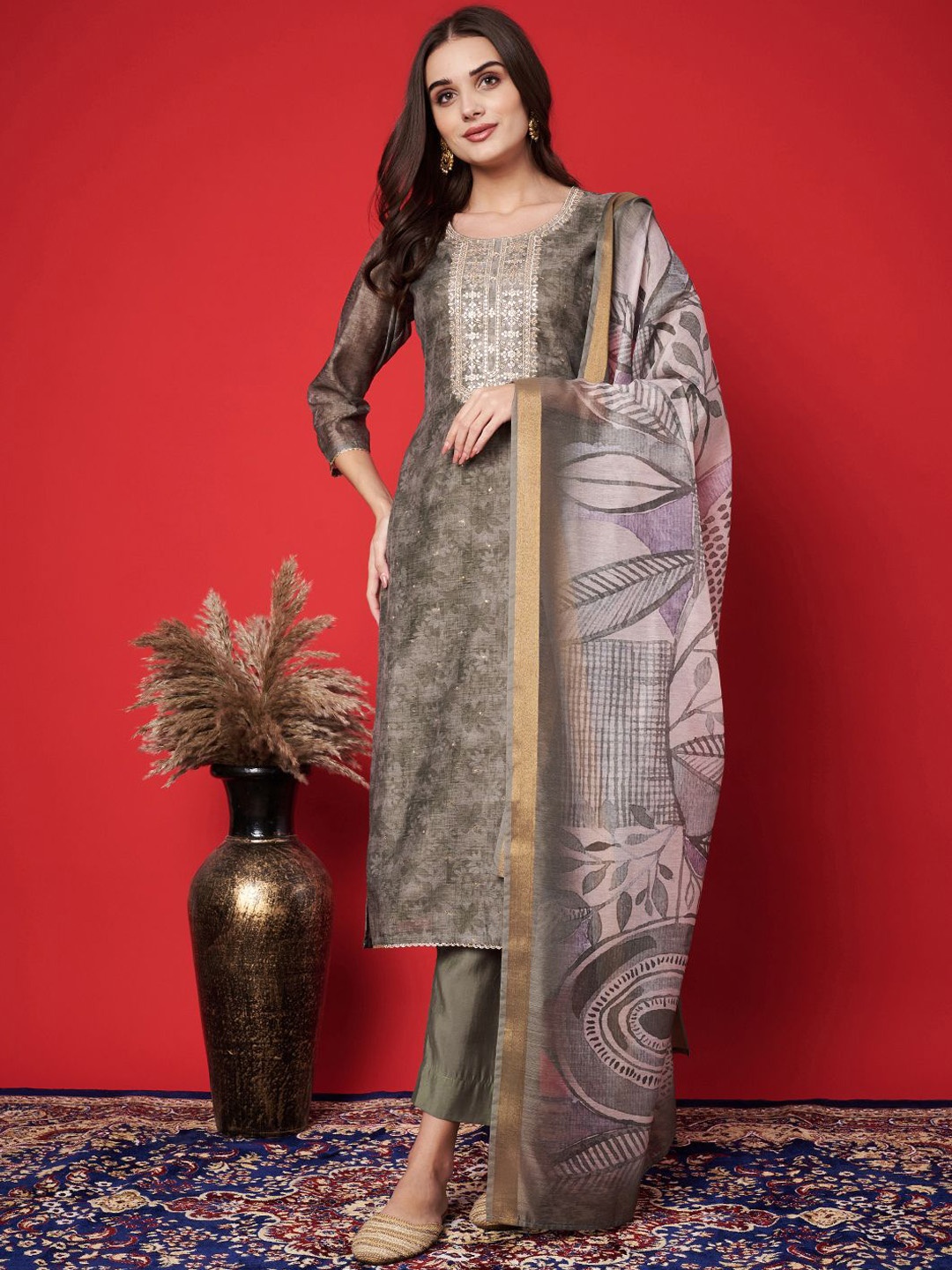 Label Khoj Floral Embroidered Sequinned Chanderi Silk Straight Kurta With Trouser& Dupatta, Green
Label Khoj Floral Embroidered Sequinned Chanderi Silk Straight Kurta With Trouser& Dupatta, Green